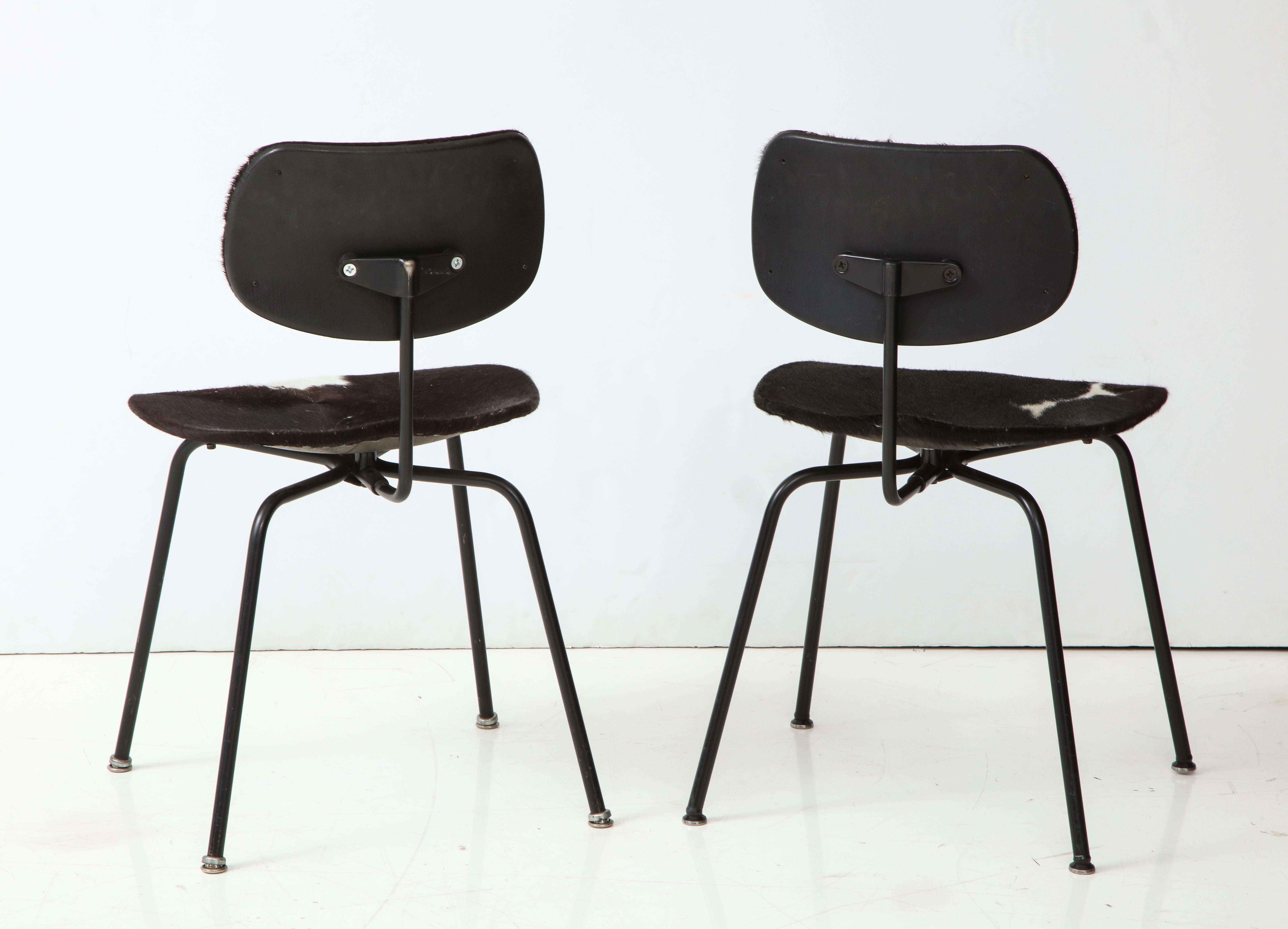 Pair of Mid-Century SE 68 Chairs by Egon Eiermann in Original Cowhide In Good Condition In New York City, NY