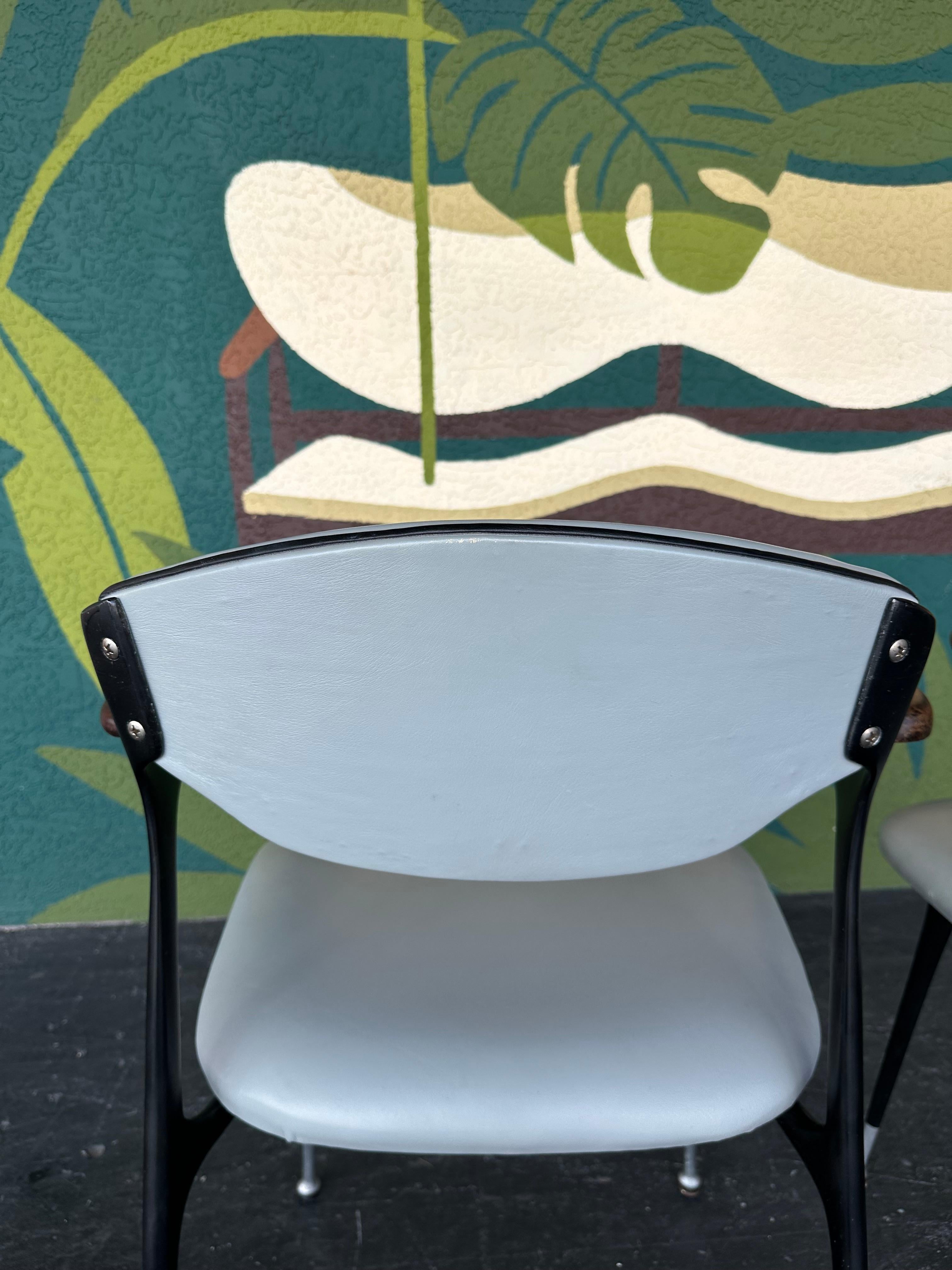 Pareja de sillones Shelby Williams Attrb Gazelle de mediados de siglo en venta 2