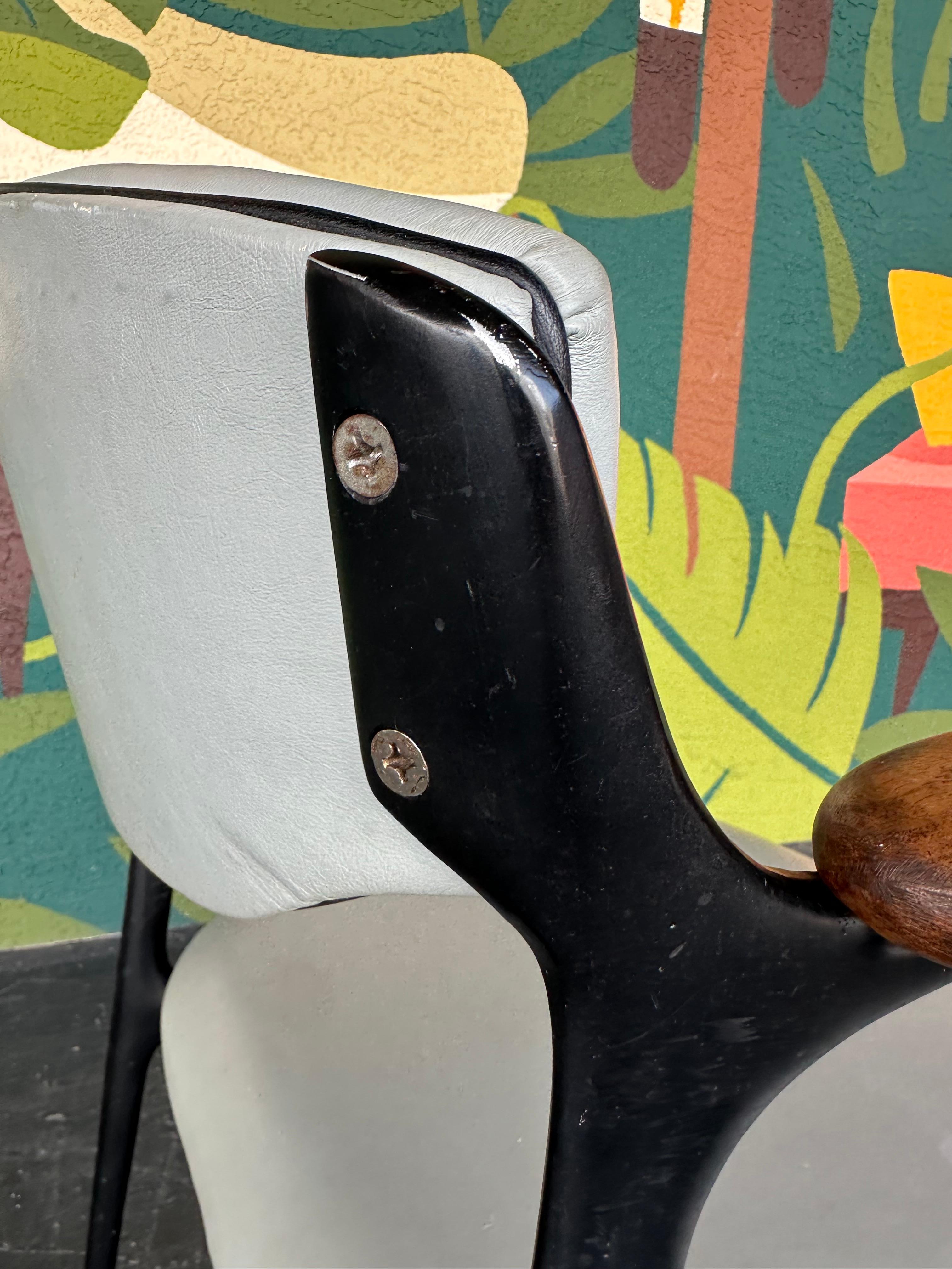Pareja de sillones Shelby Williams Attrb Gazelle de mediados de siglo en venta 6