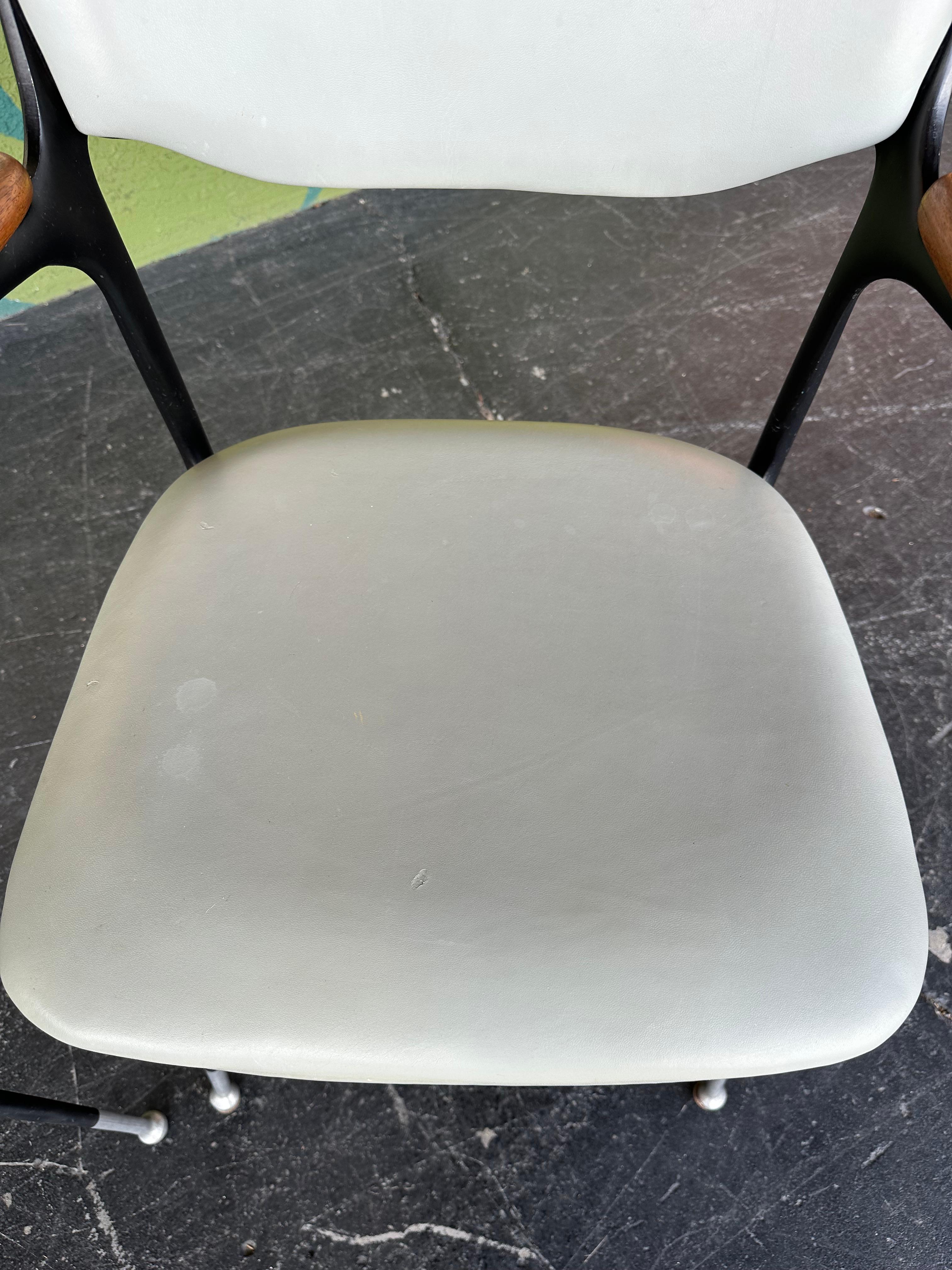 Pareja de sillones Shelby Williams Attrb Gazelle de mediados de siglo en venta 7
