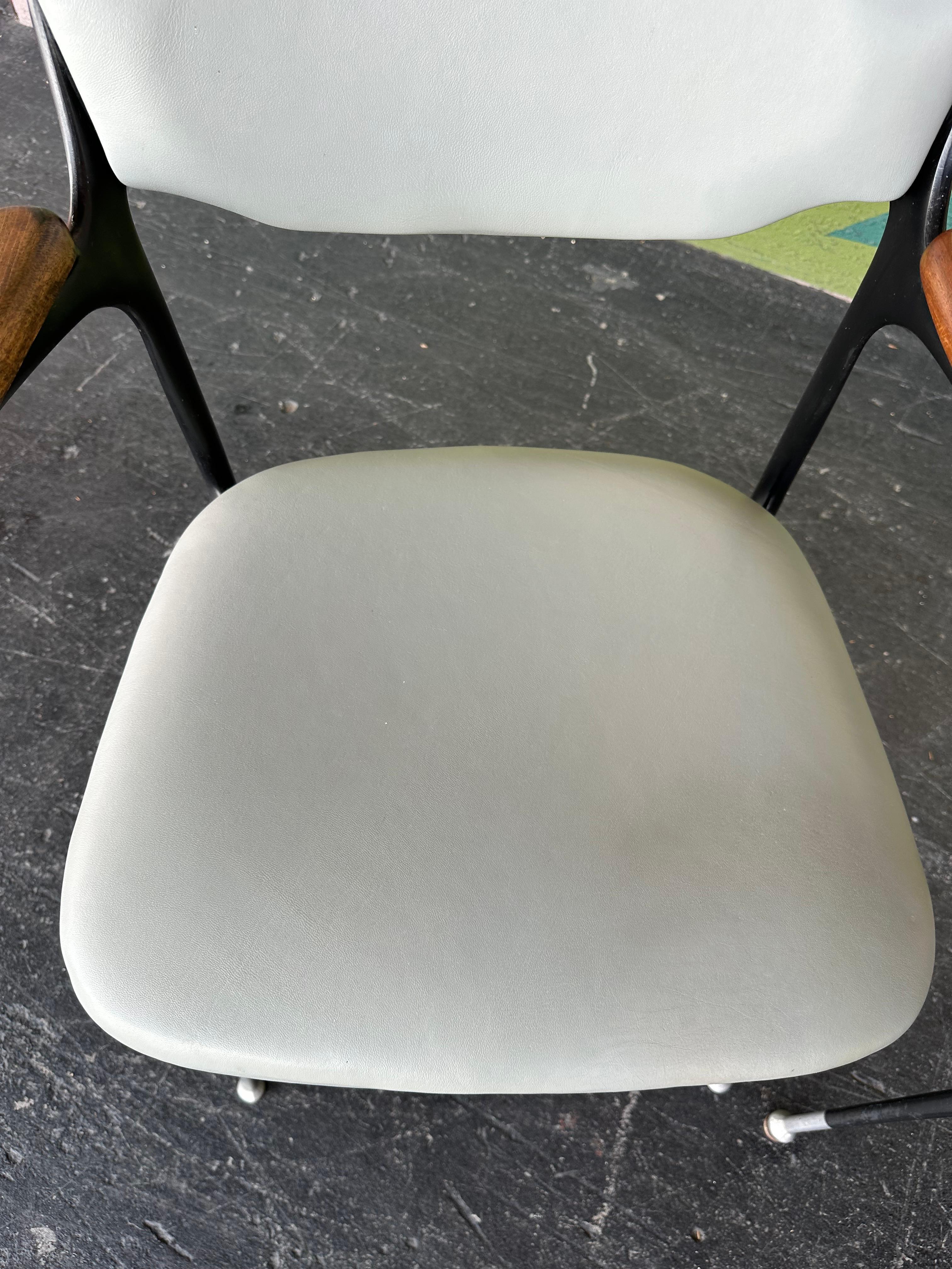 Pareja de sillones Shelby Williams Attrb Gazelle de mediados de siglo en venta 8