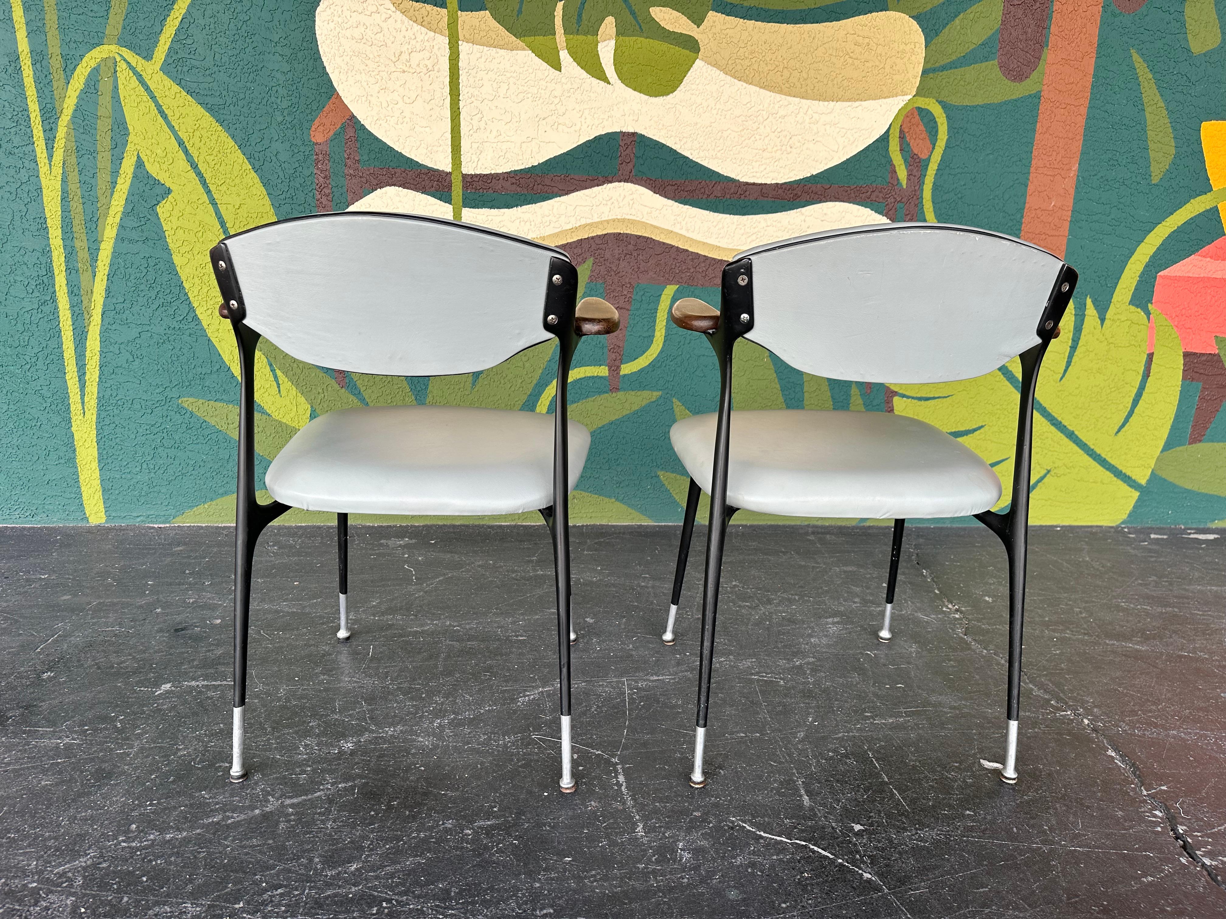 Pareja de sillones Shelby Williams Attrb Gazelle de mediados de siglo Ebonizado en venta