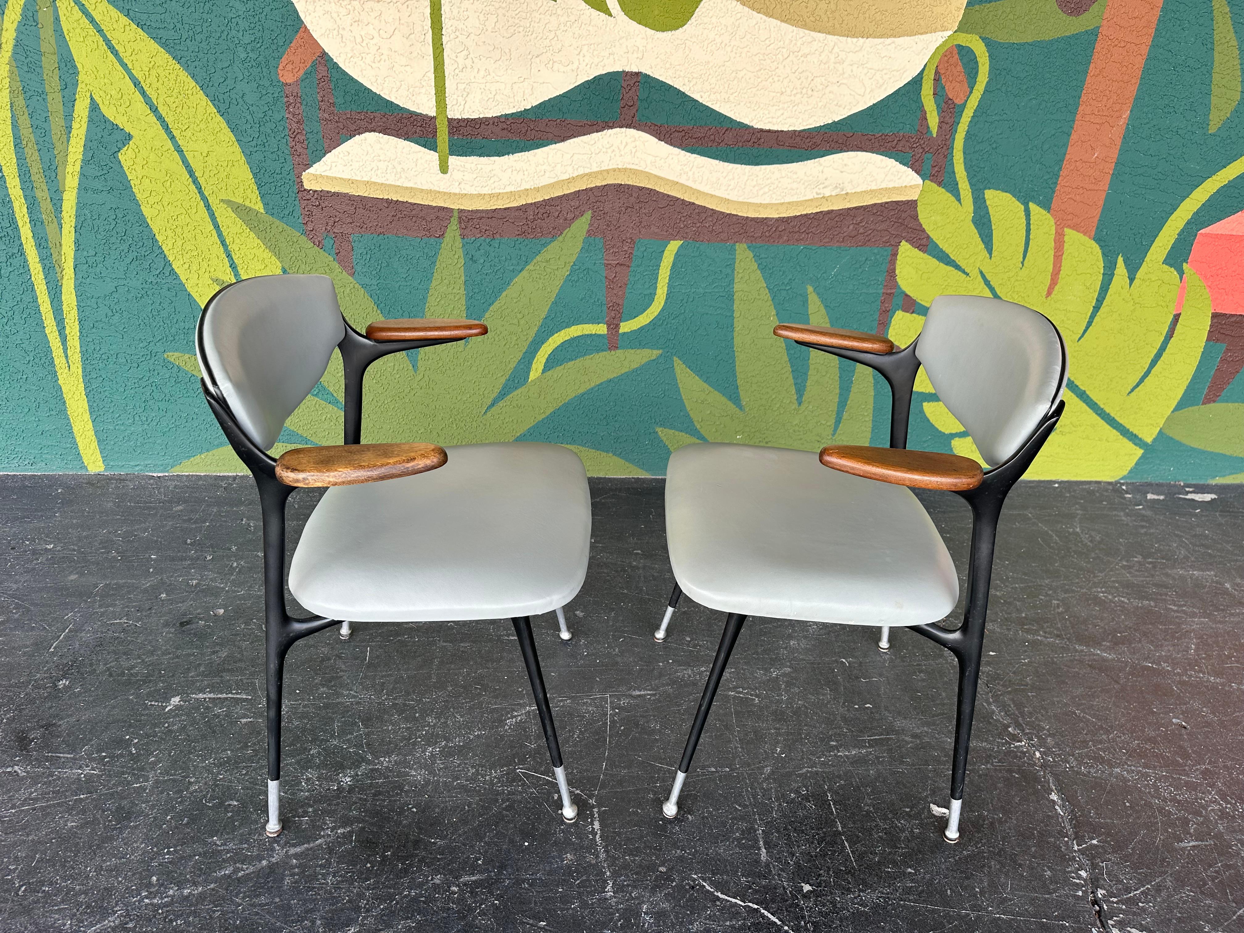 Pareja de sillones Shelby Williams Attrb Gazelle de mediados de siglo siglo XX en venta