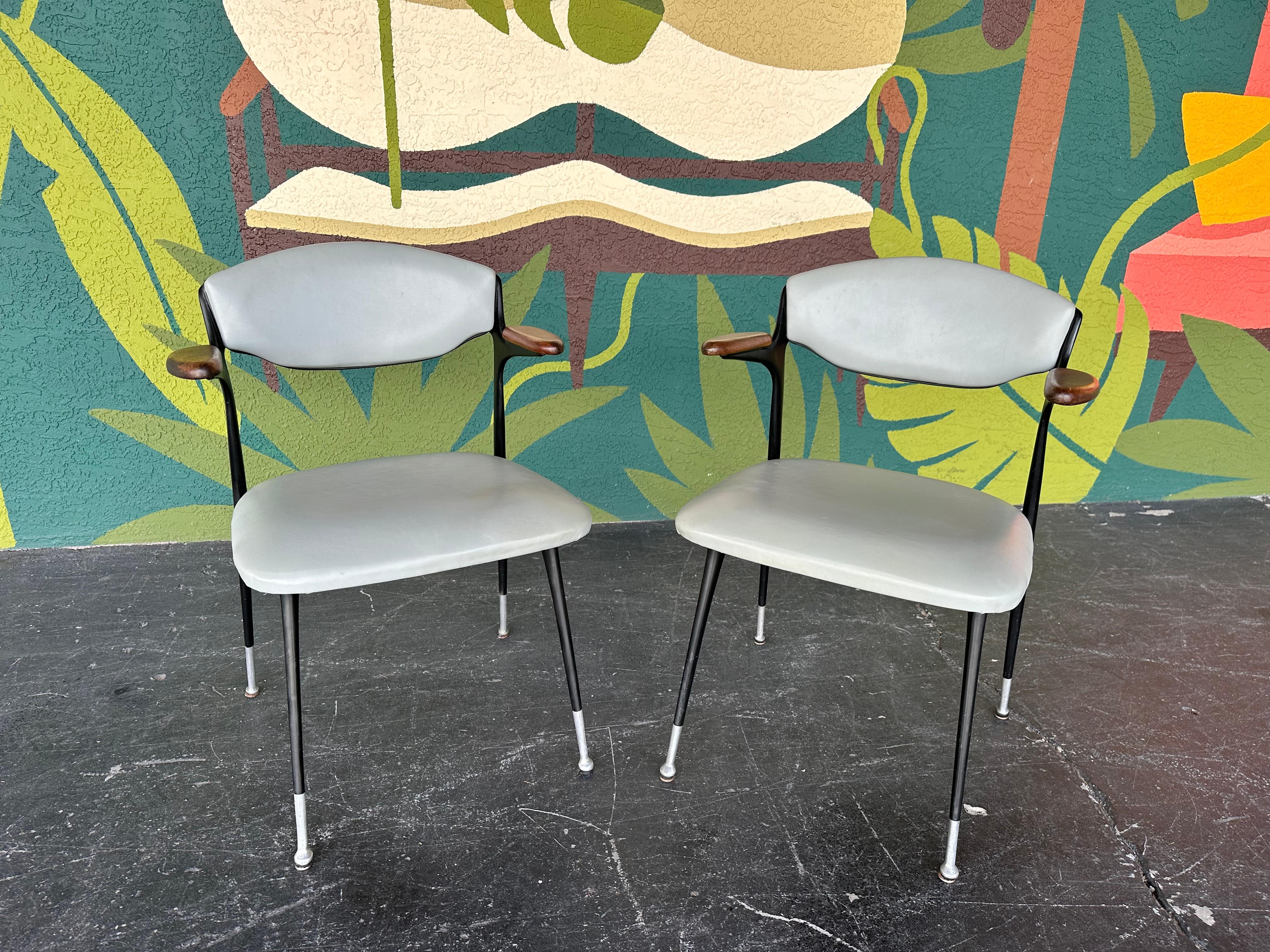 Pareja de sillones Shelby Williams Attrb Gazelle de mediados de siglo Metal en venta