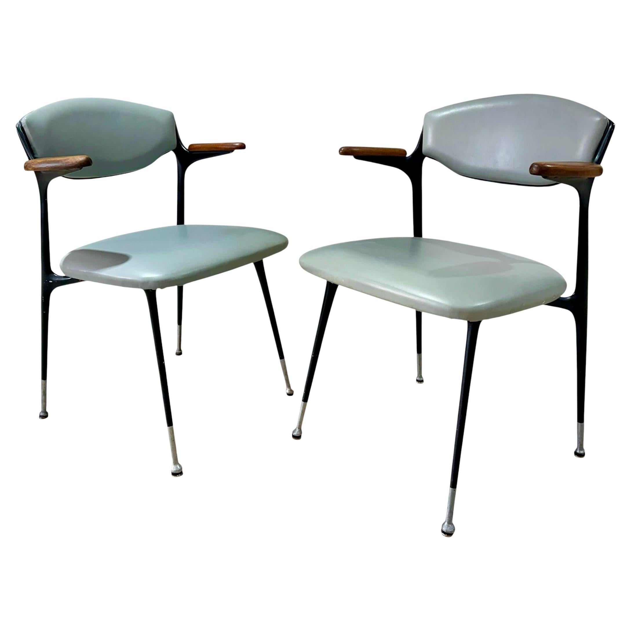 Pareja de sillones Shelby Williams Attrb Gazelle de mediados de siglo en venta