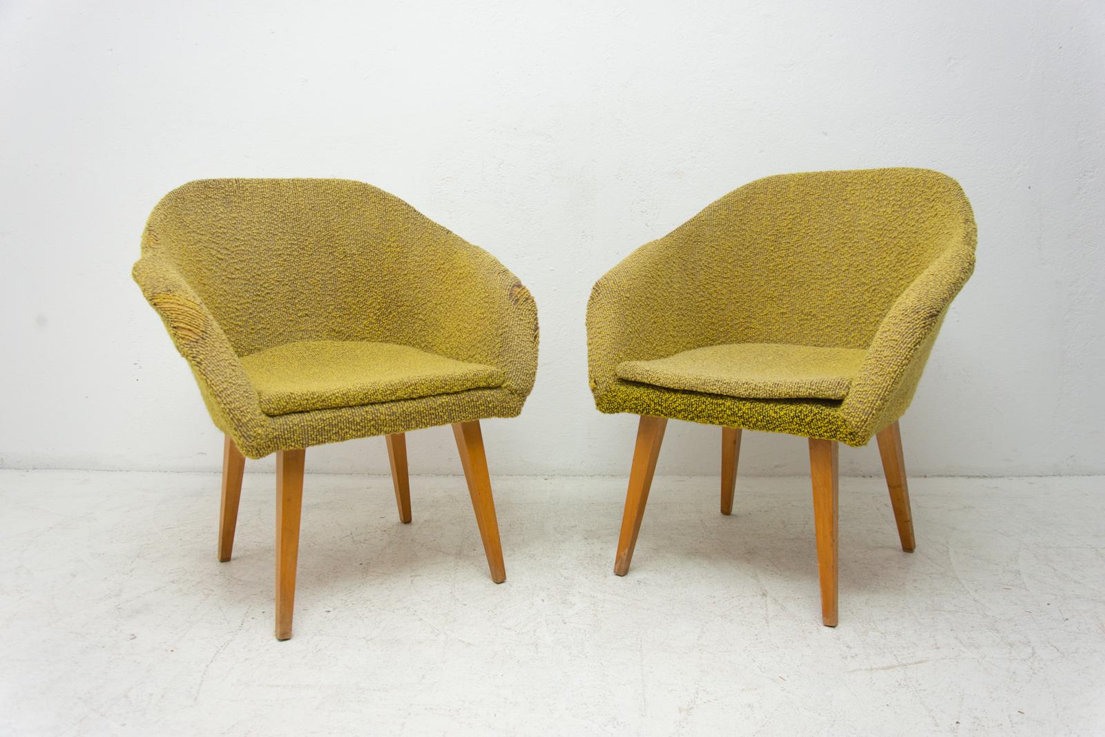 These shell lounge chairs are an interesting example of Czechoslovak midcentury furniture design. They were designed by Miroslav Navratil or František Jirák. They are associated with the “Brussels period” and world-renowned EXPO 58.
The chairs has