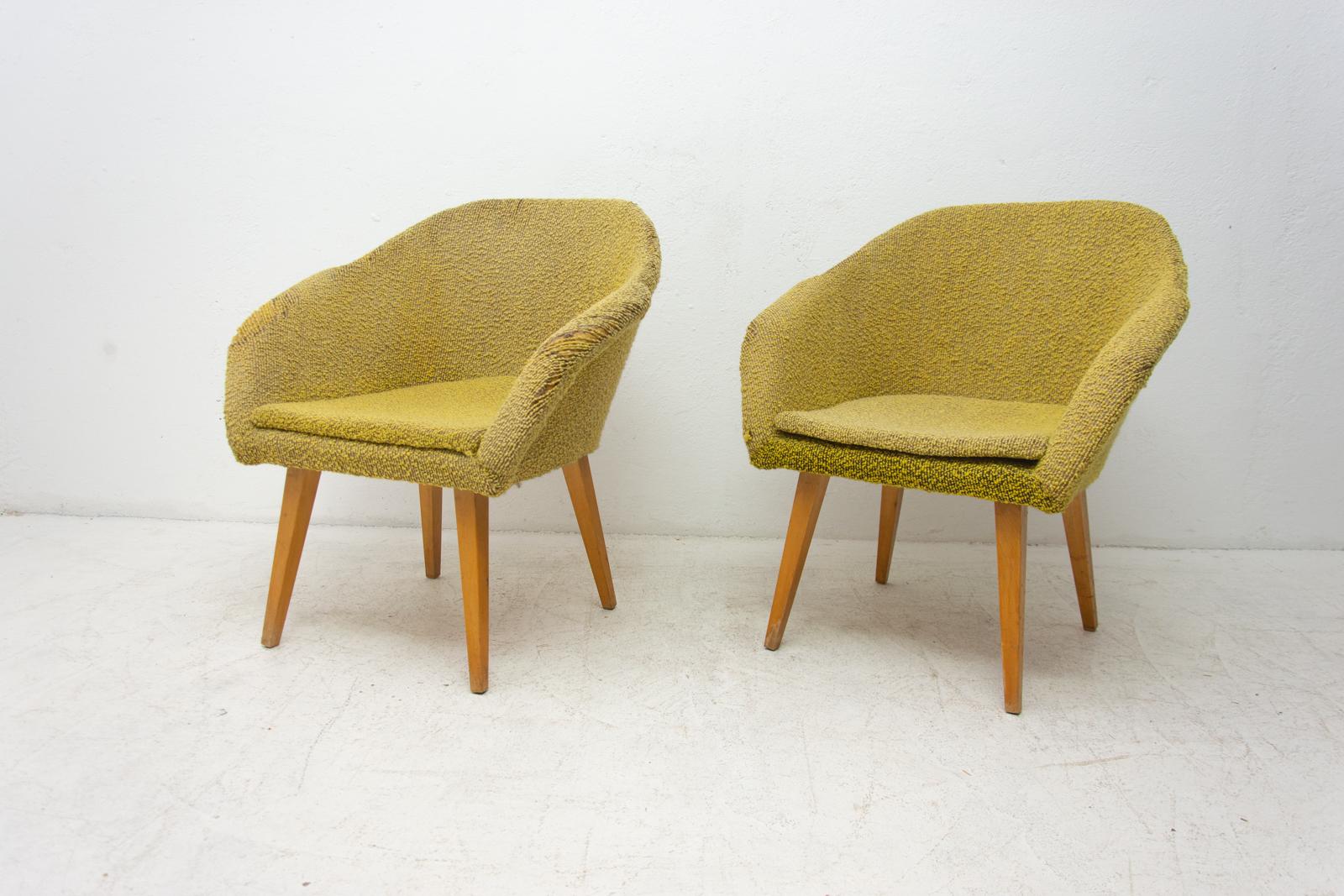 Pair of Midcentury Shell Fiberglass Lounge Chairs, Czechoslovakia, 1960s In Good Condition For Sale In Prague 8, CZ