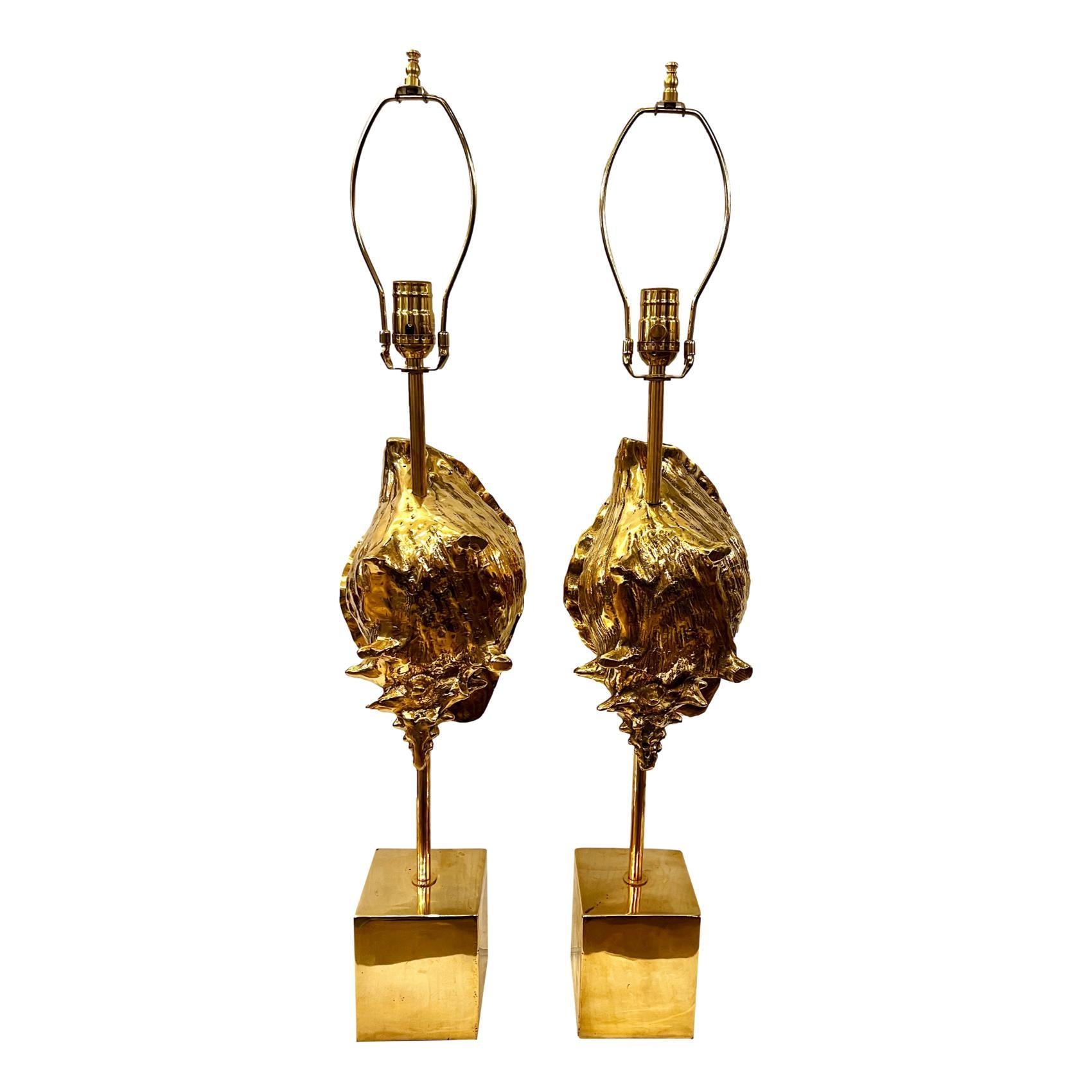 Pareja de lámparas de sobremesa italianas de concha de bronce pulido de la década de 1960.

Medidas:
Altura del cuerpo 22