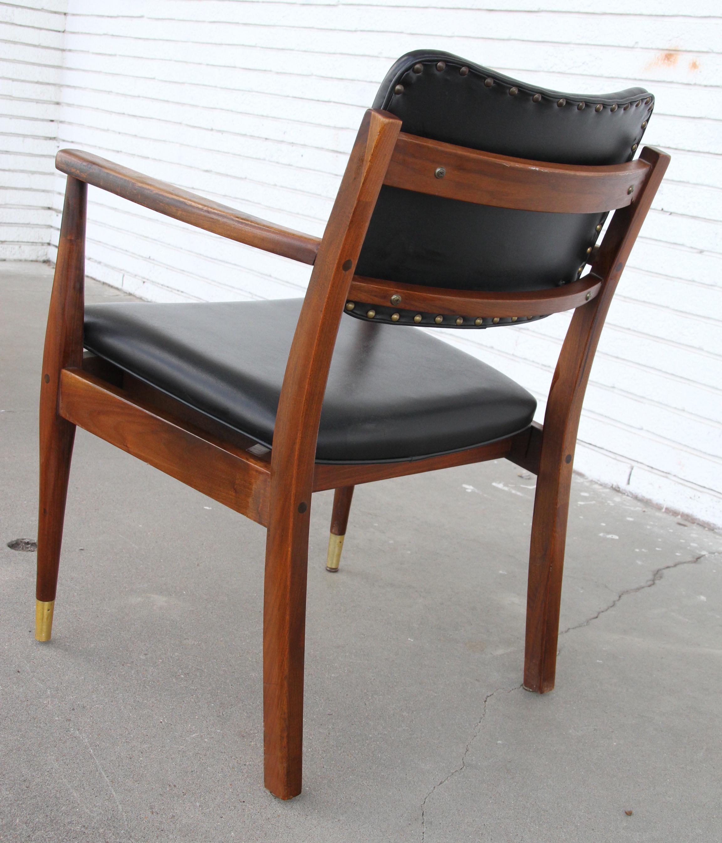 Pair of Mid Century Side Guest Chairs by Gregson For Sale 1