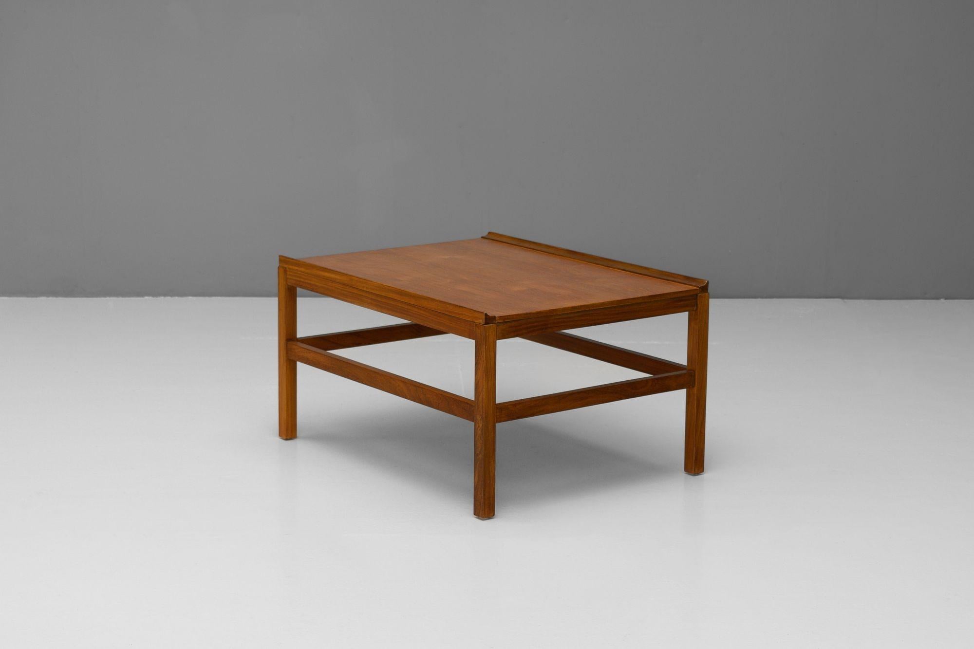 Pair of Mid-Century Side Tables (Moderne der Mitte des Jahrhunderts) im Angebot