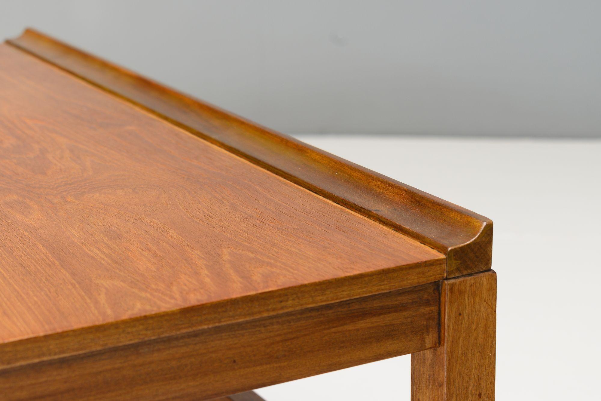Pair of Mid-Century Side Tables (Teakholz) im Angebot