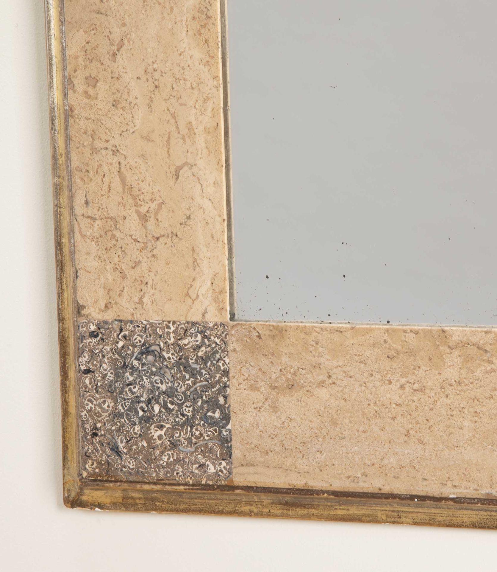 Pair of Mid-Century Siena and Fossil Marble Giltwood Mirrors (Moderne der Mitte des Jahrhunderts) im Angebot