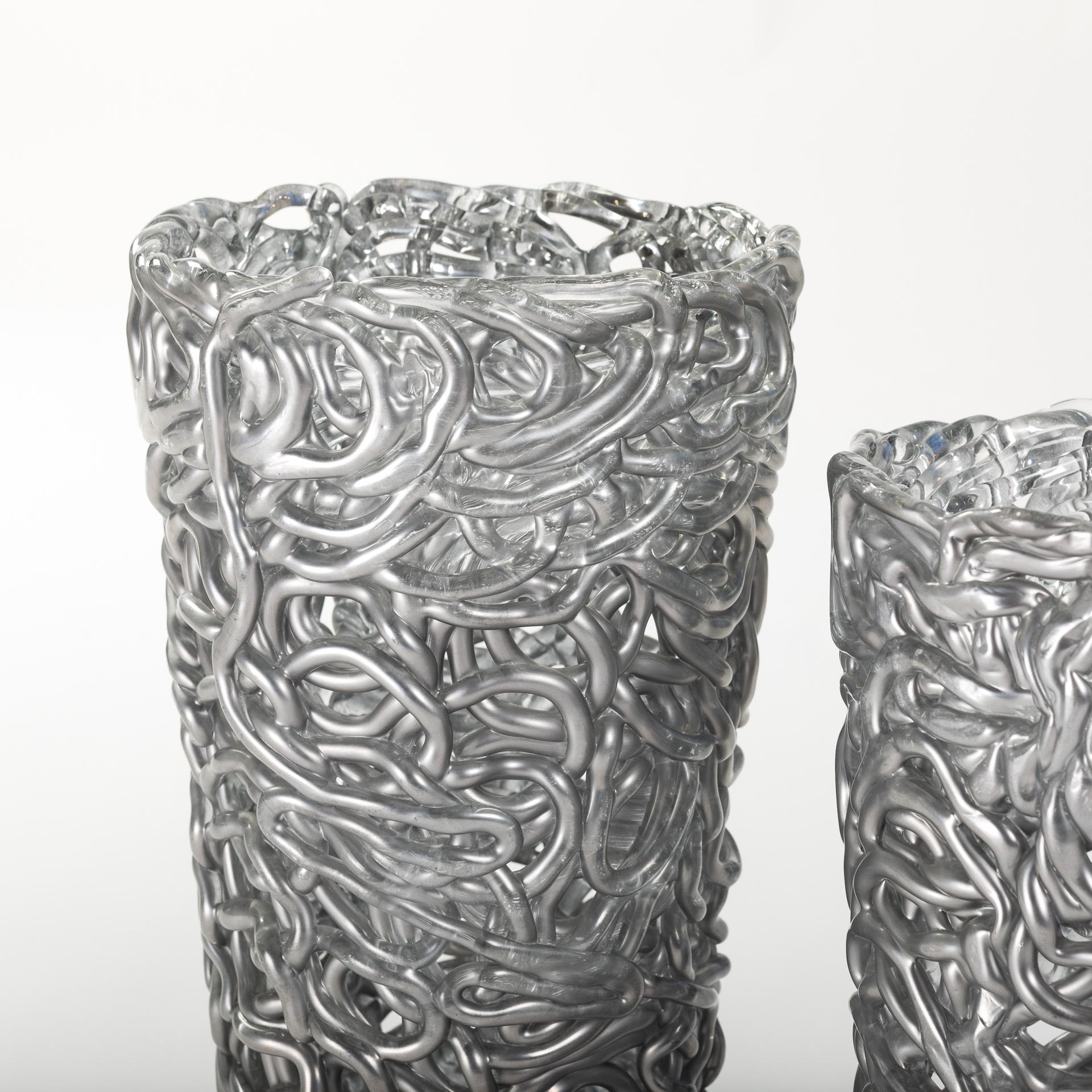 Fait main Paire de vases en verre de Murano du milieu du siècle:: de couleur argentée:: en veines de verre en vente