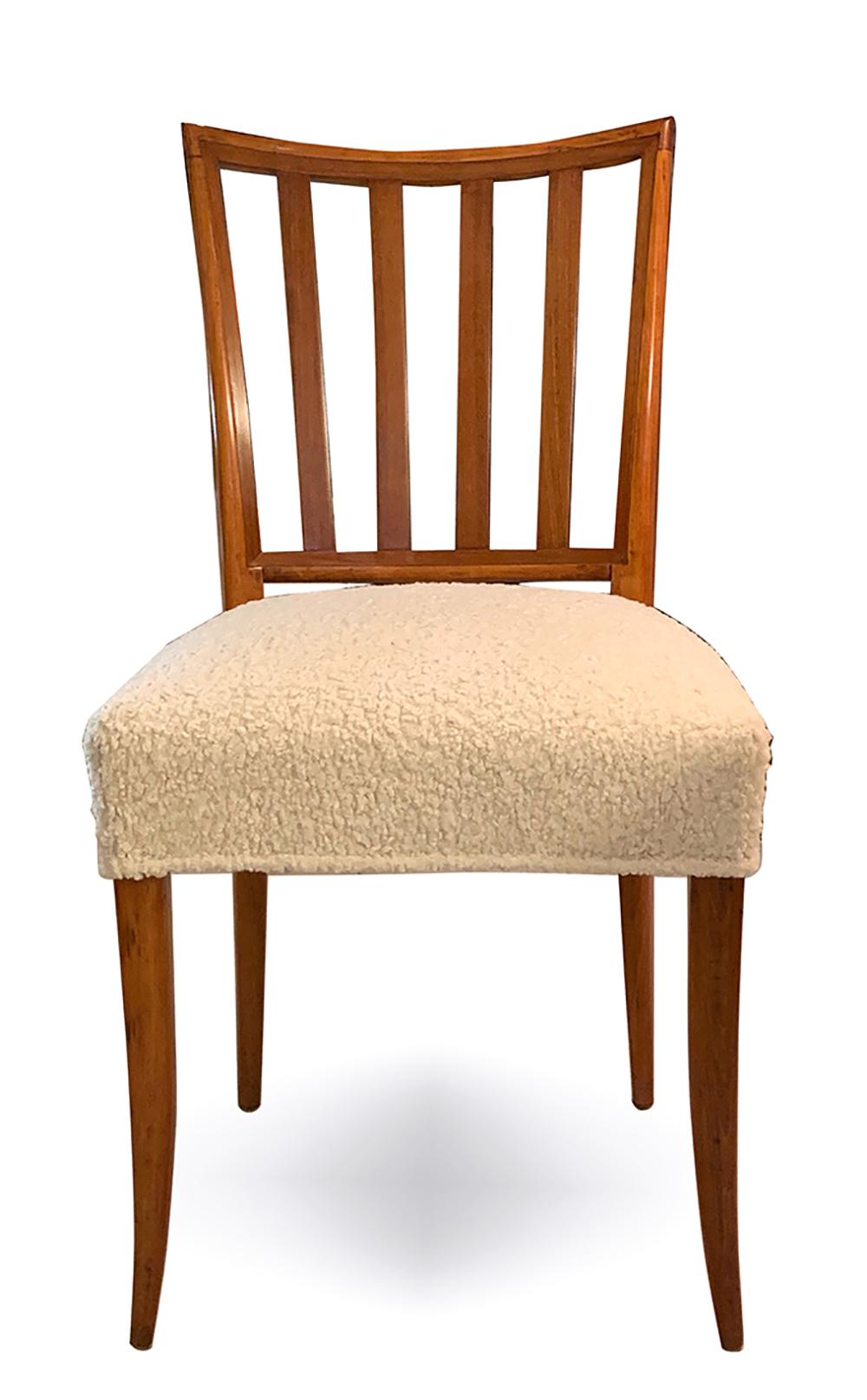 Une paire de chaises de salle à manger du milieu du siècle dernier à dossier latéral, retapissées en tissu Boucle.