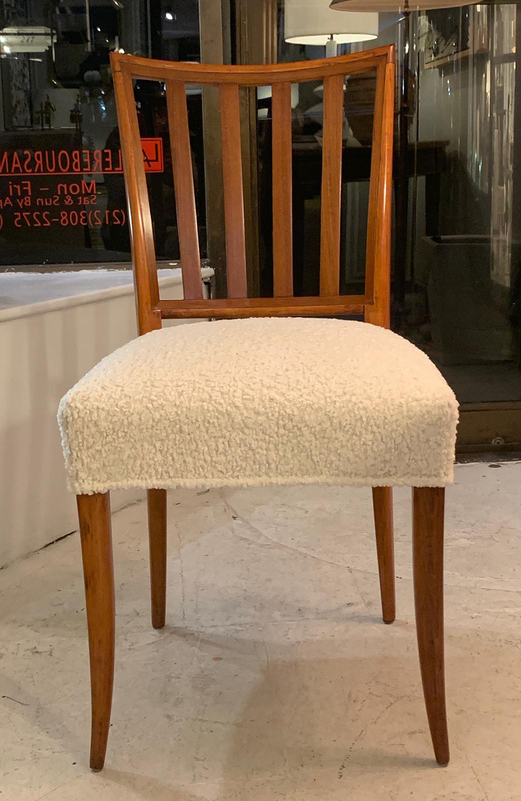 Mid-Century Modern Paire de chaises de salle à manger mi-siècle à dossier à lattes en tissu bouclé en vente