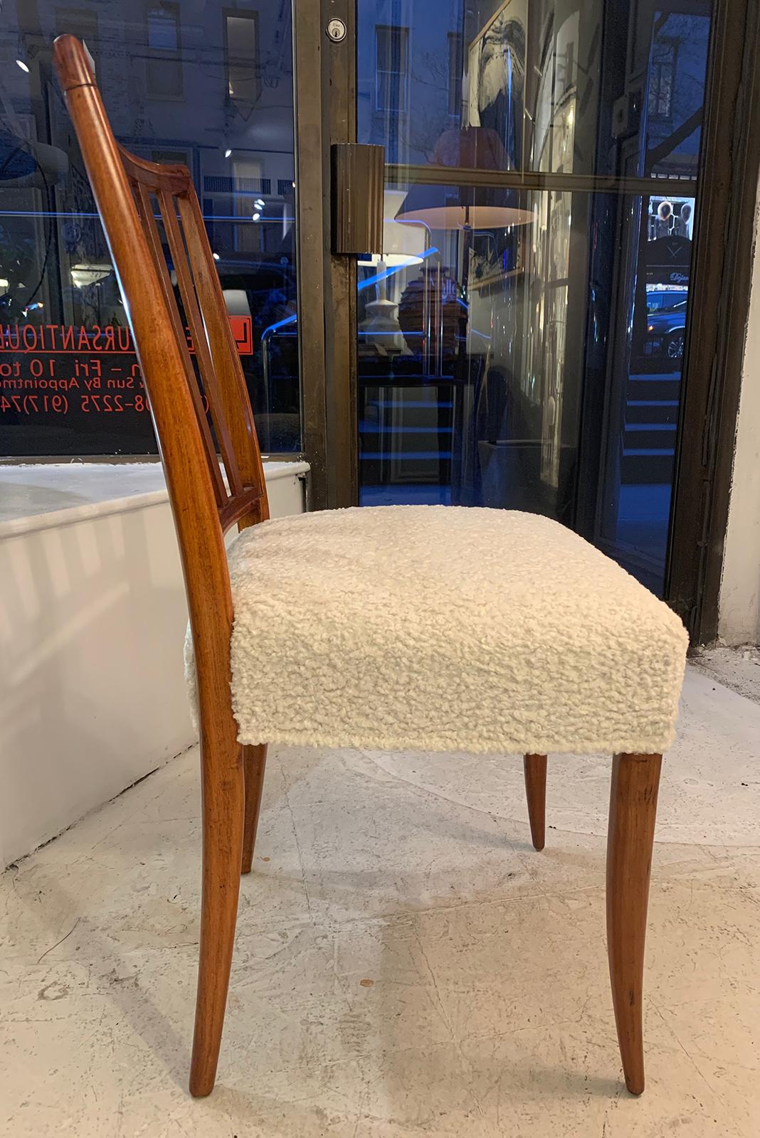 italien Paire de chaises de salle à manger mi-siècle à dossier à lattes en tissu bouclé en vente