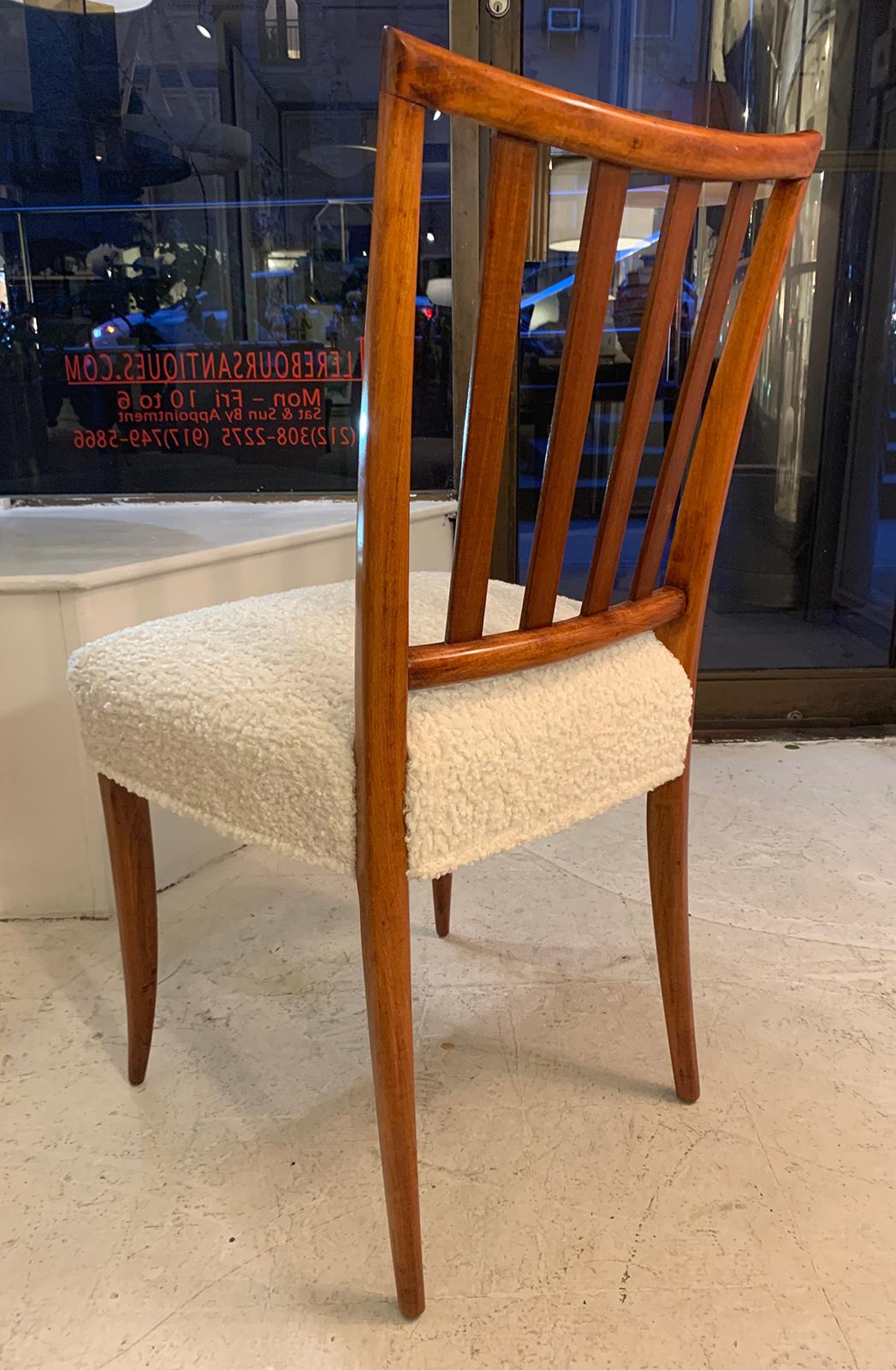 Noyer Paire de chaises de salle à manger mi-siècle à dossier à lattes en tissu bouclé en vente