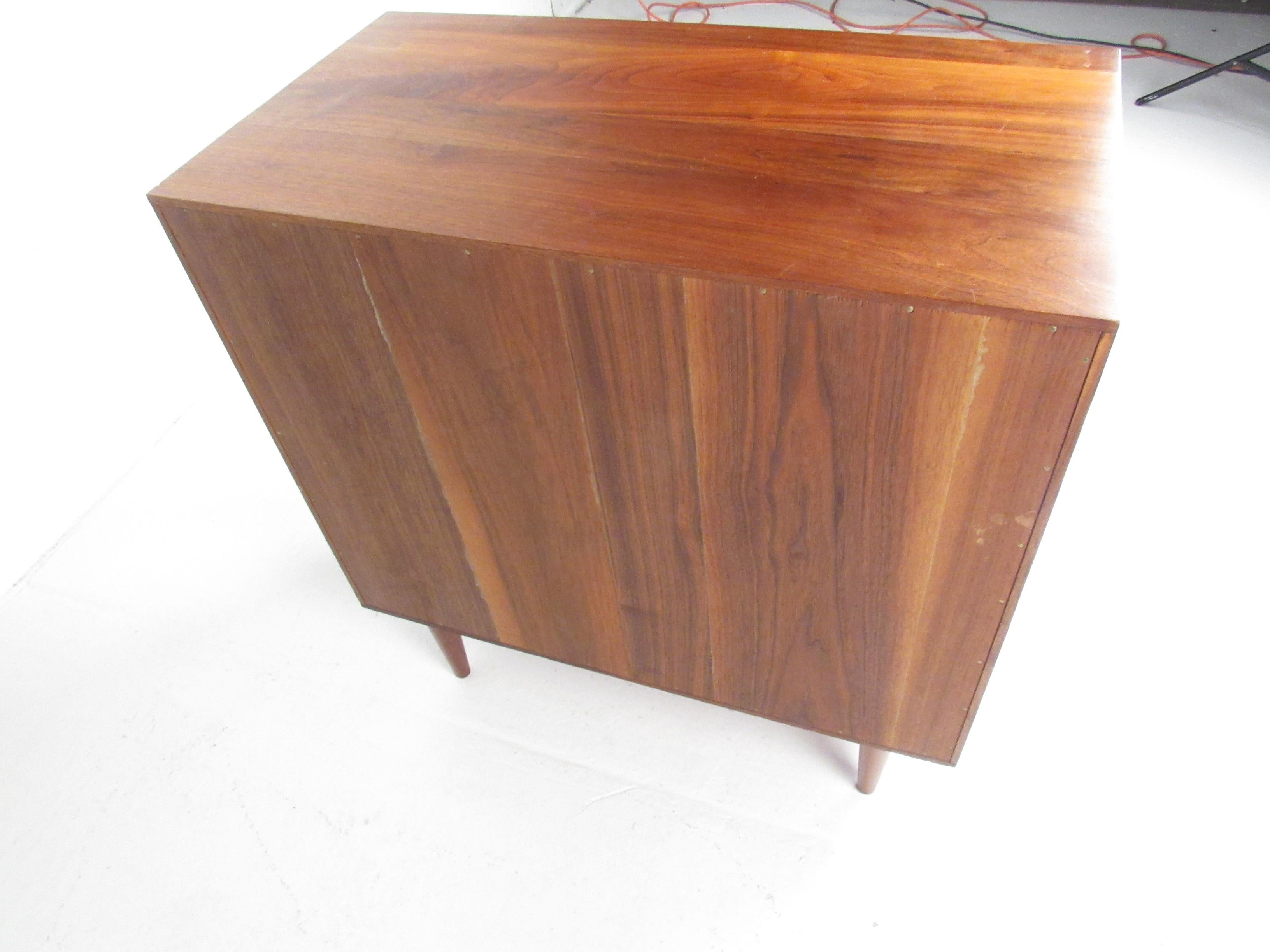 Pair of Midcentury Sliding Door Nightstands in the Style of Paul McCobb 5