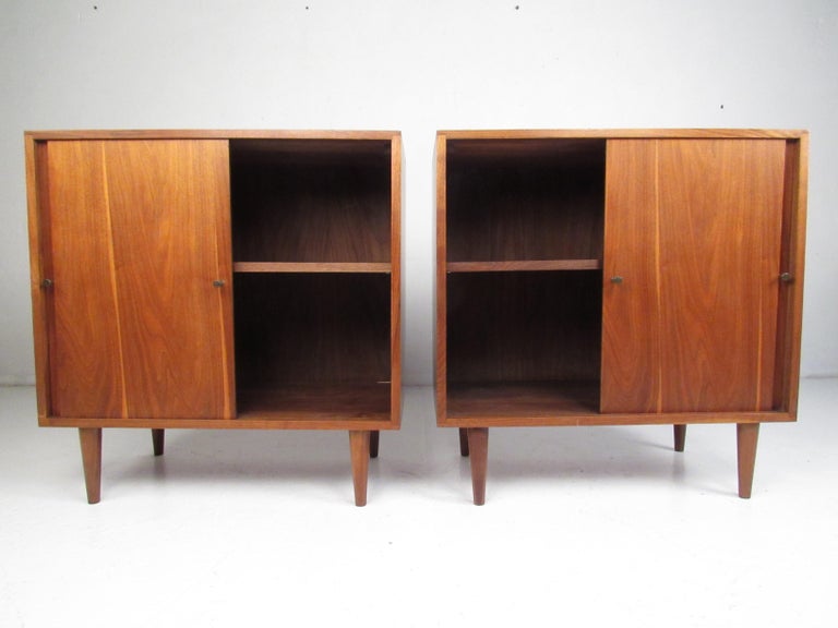 Pair of Midcentury Sliding Door Nightstands in the Style of Paul McCobb In Good Condition For Sale In Brooklyn, NY