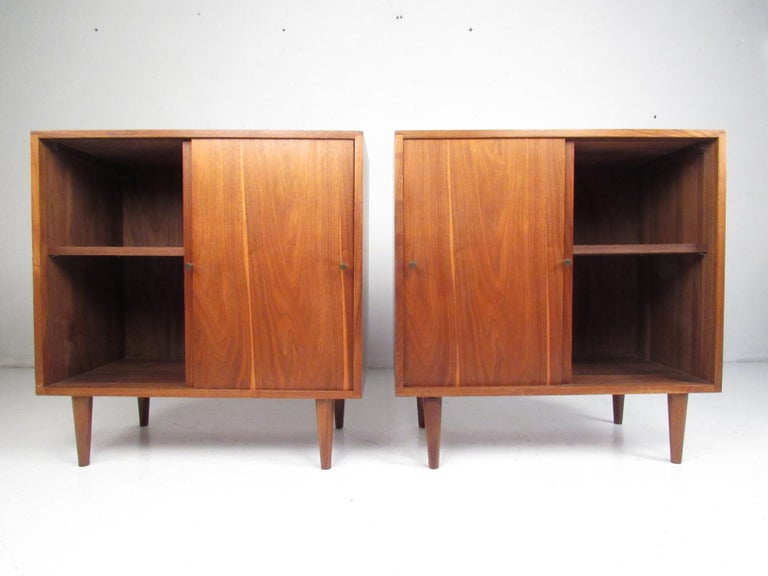 Late 20th Century Pair of Midcentury Sliding Door Nightstands in the Style of Paul McCobb For Sale
