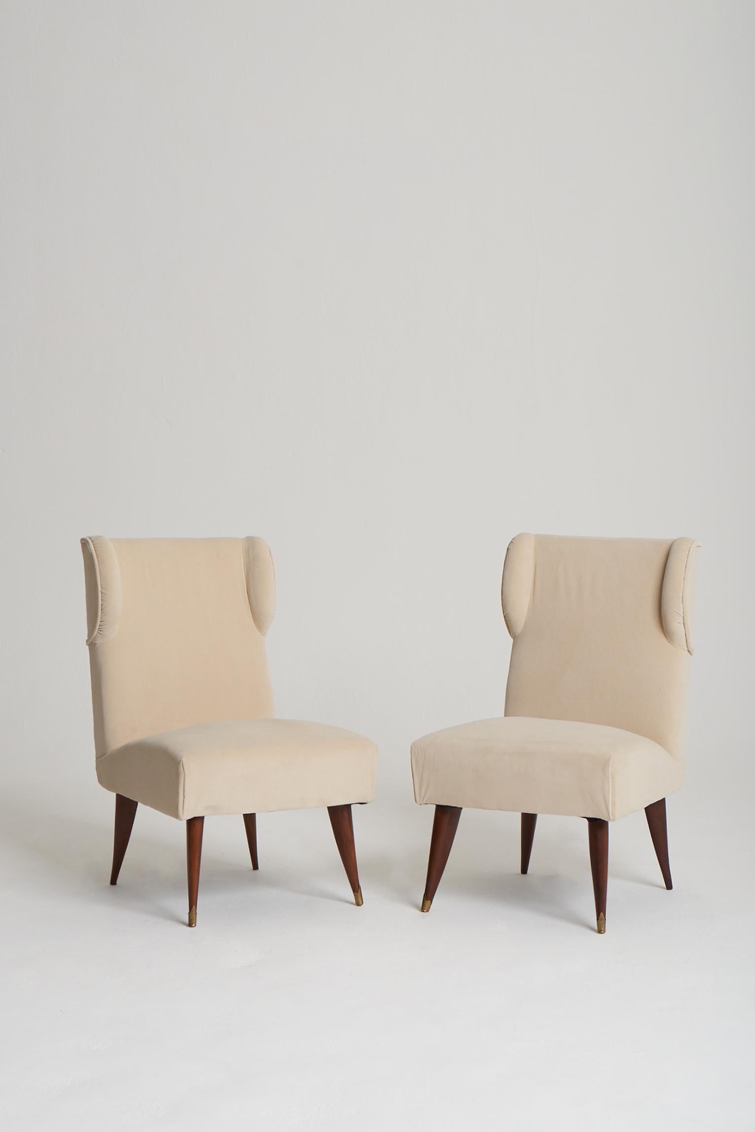 A pair of brass mounted beech and velvet slipper chairs, attributed to Paolo Buffa (1903-1970).
Italy, Circa 1940.
