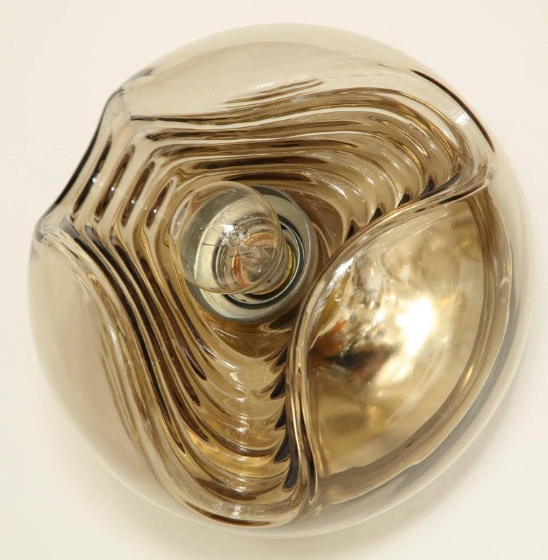 Splendida coppia di applique Wave in vetro fumé degli anni '70, progettate 
da Koch & Low per Peill & Putzler.
Le appliques sono state ricablate di recente per gli Stati Uniti e possono essere utilizzate come
applique a parete o a incasso.
Il prezzo