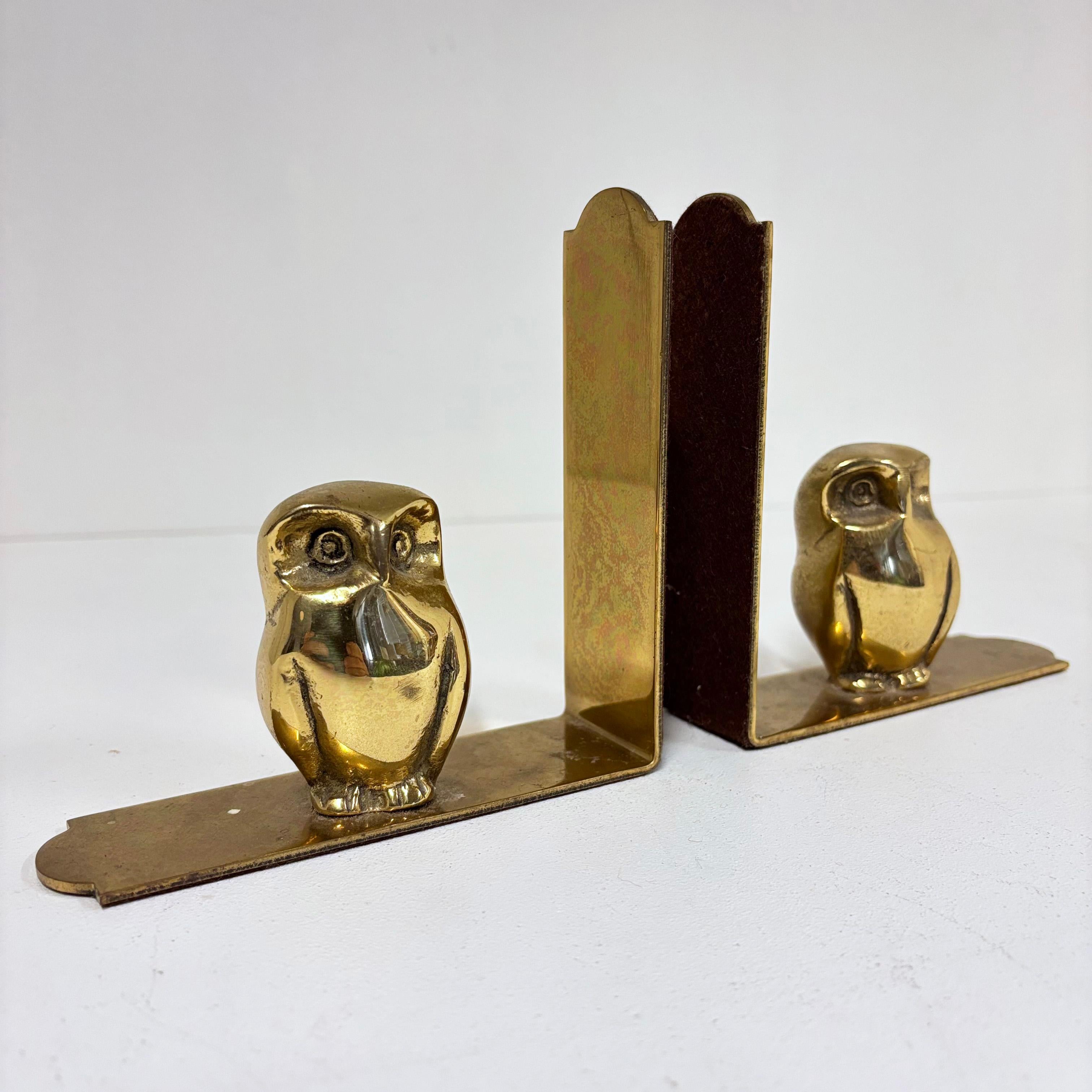 Coppia di reggilibri Gufo in ottone massiccio della metà del secolo scorso in vendita 2