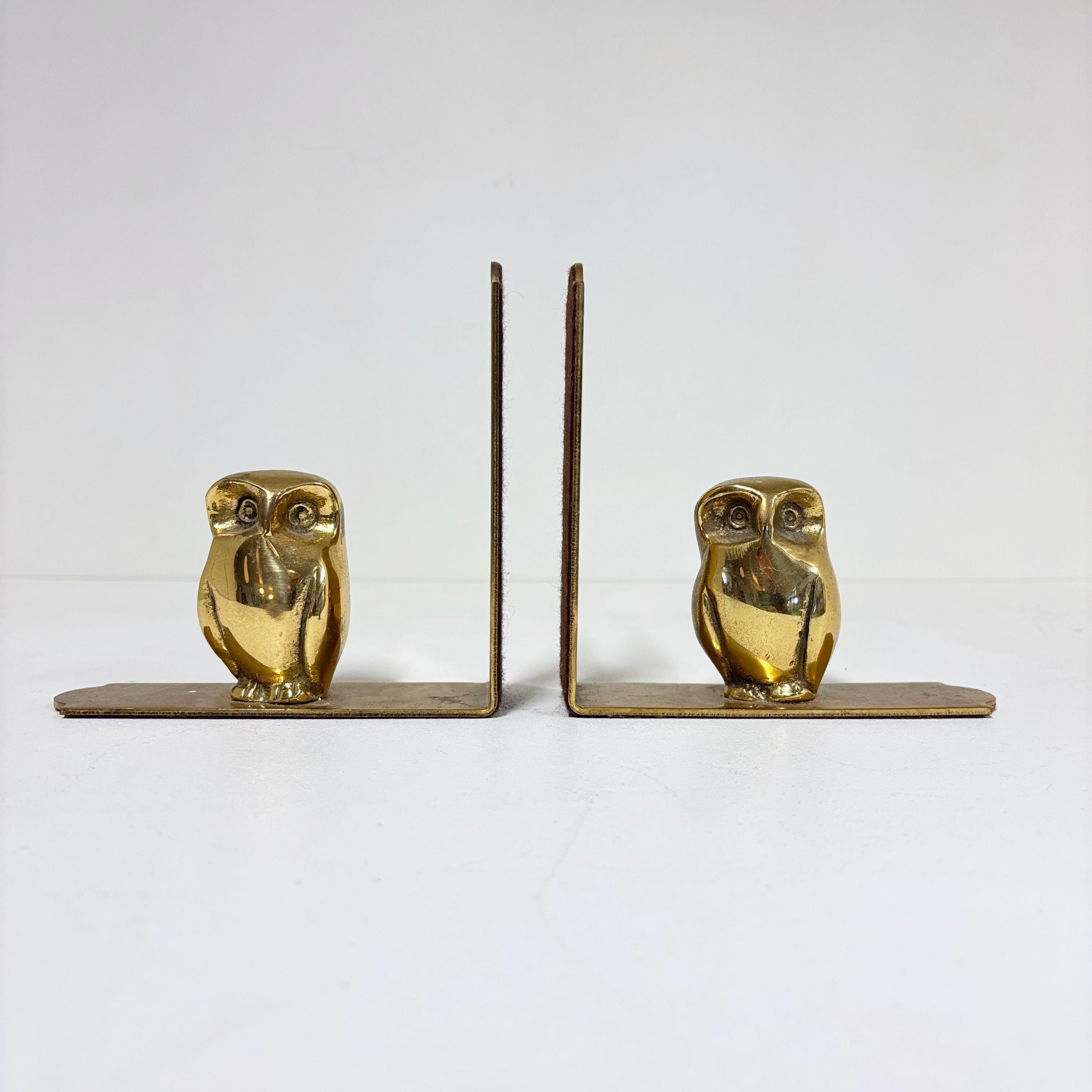Coppia di reggilibri Gufo in ottone massiccio della metà del secolo scorso in vendita 3