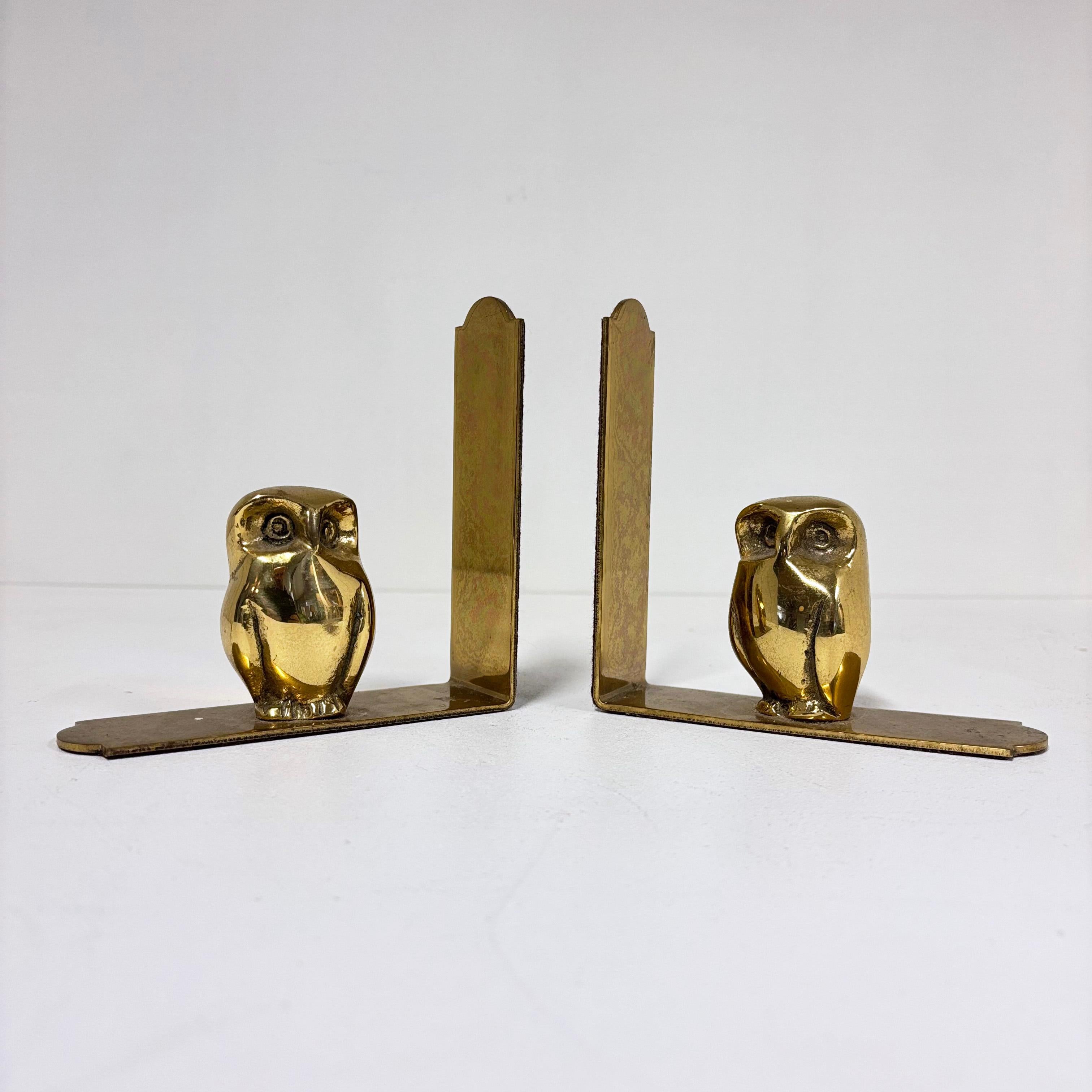 Coppia di reggilibri Gufo in ottone massiccio della metà del secolo scorso in vendita 10