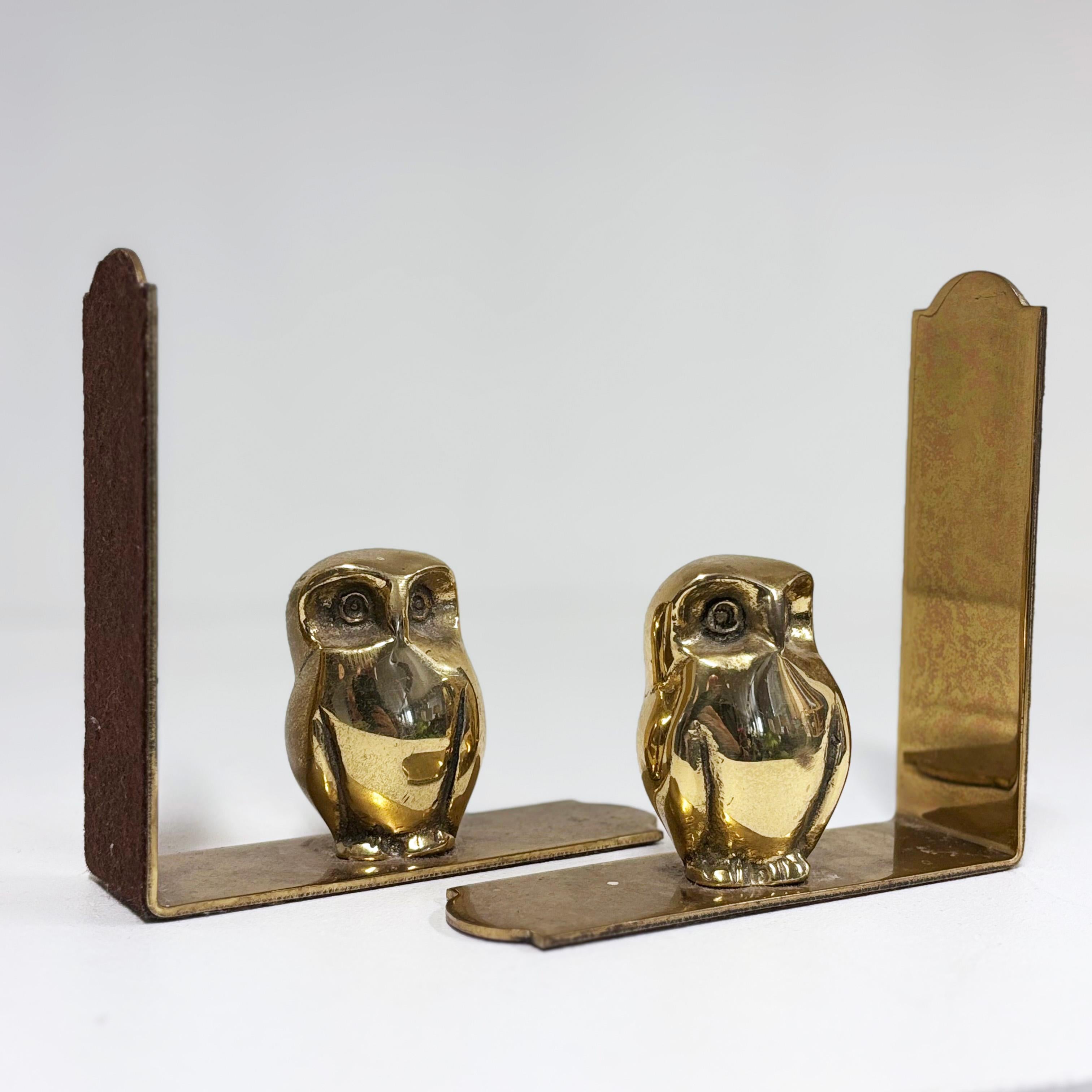 Hollywood Regency Coppia di reggilibri Gufo in ottone massiccio della metà del secolo scorso in vendita