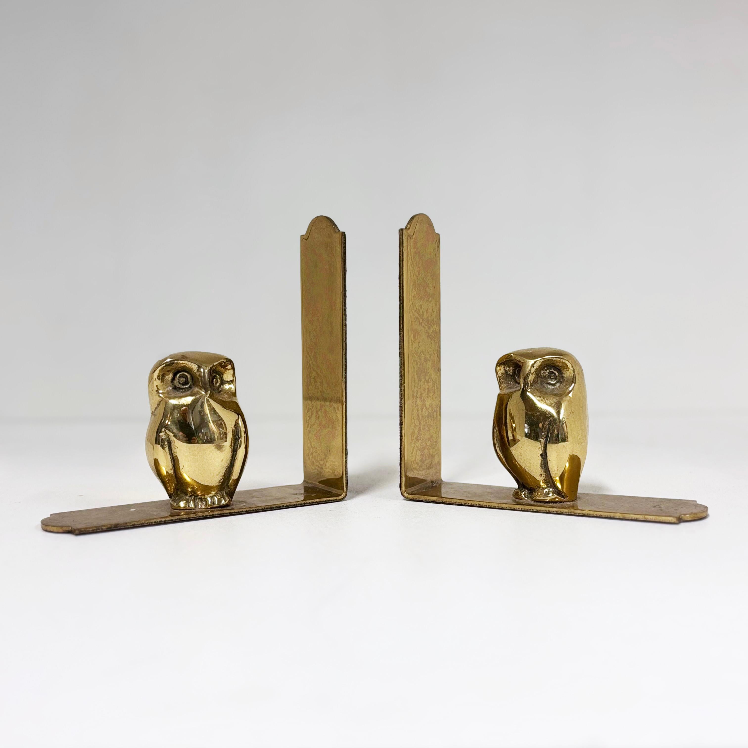 Svizzero Coppia di reggilibri Gufo in ottone massiccio della metà del secolo scorso in vendita