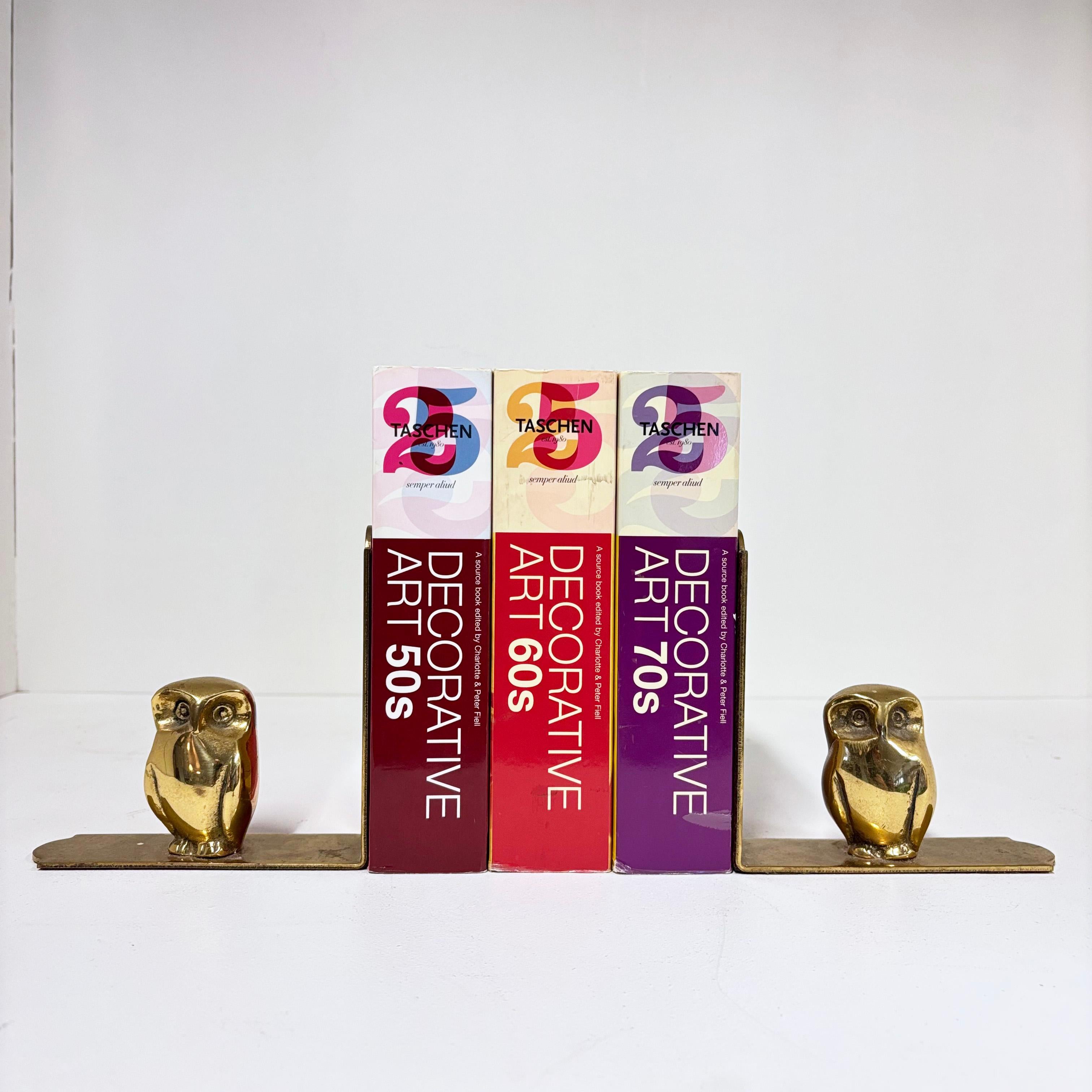 Calco Coppia di reggilibri Gufo in ottone massiccio della metà del secolo scorso in vendita