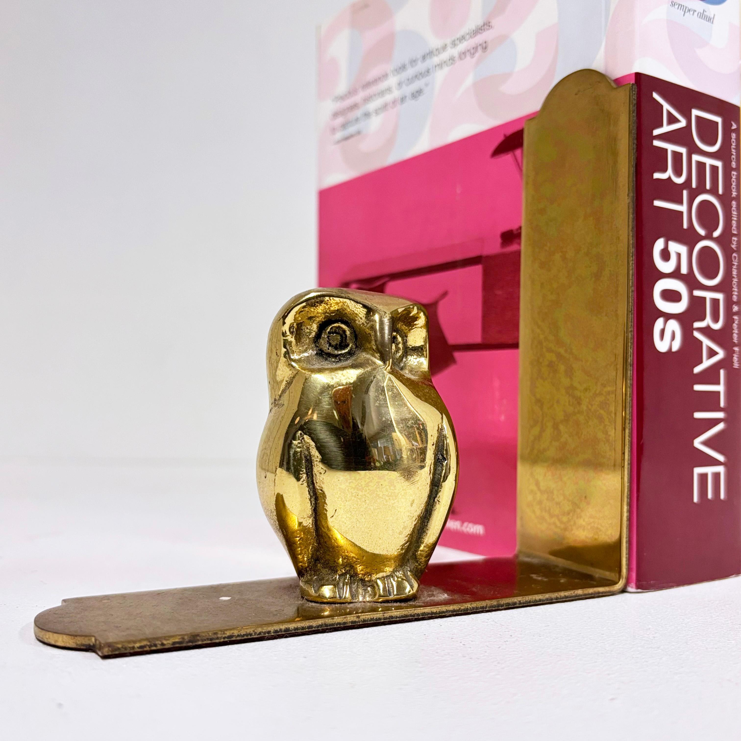 Coppia di reggilibri Gufo in ottone massiccio della metà del secolo scorso In condizioni buone in vendita a Bern, CH