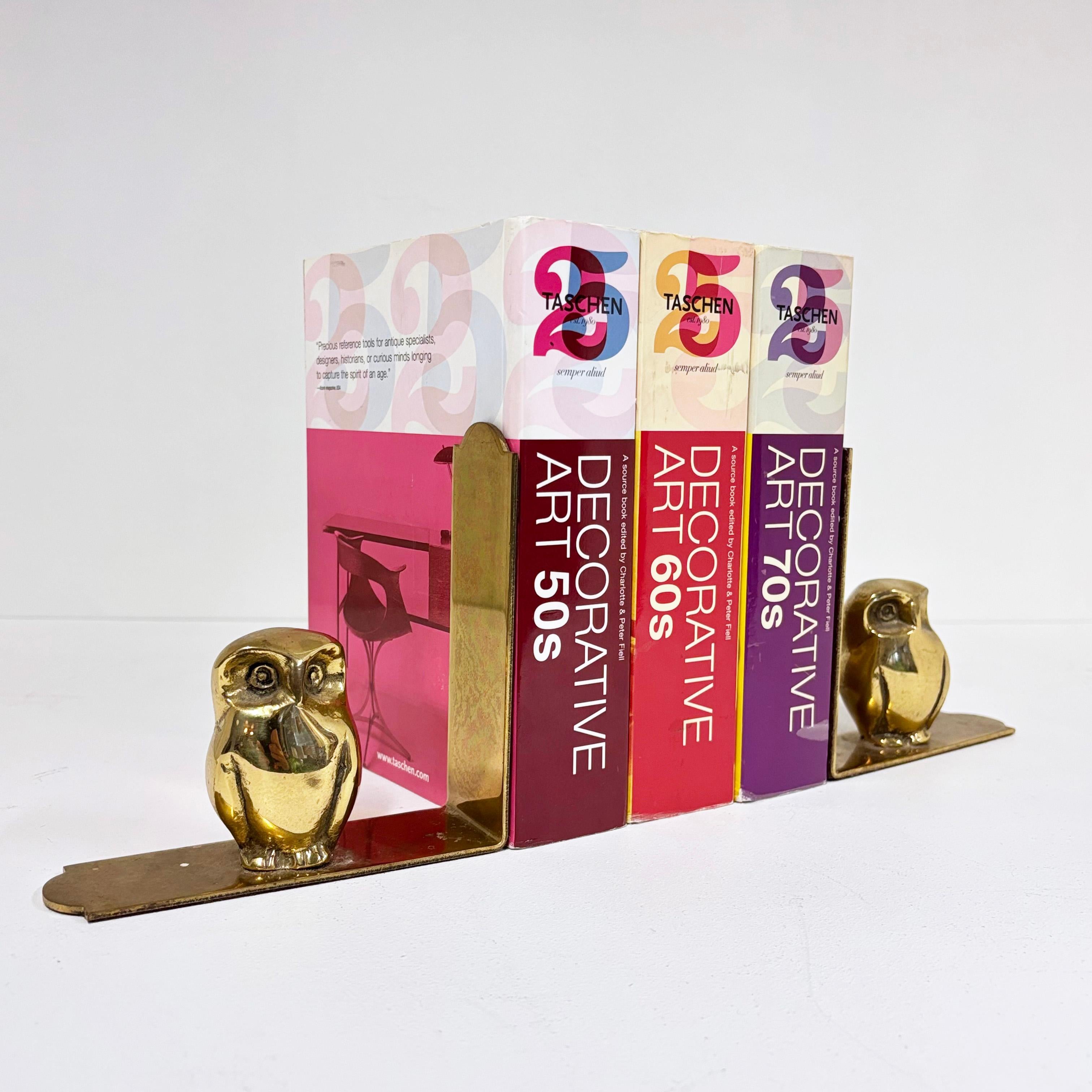 Metà XX secolo Coppia di reggilibri Gufo in ottone massiccio della metà del secolo scorso in vendita