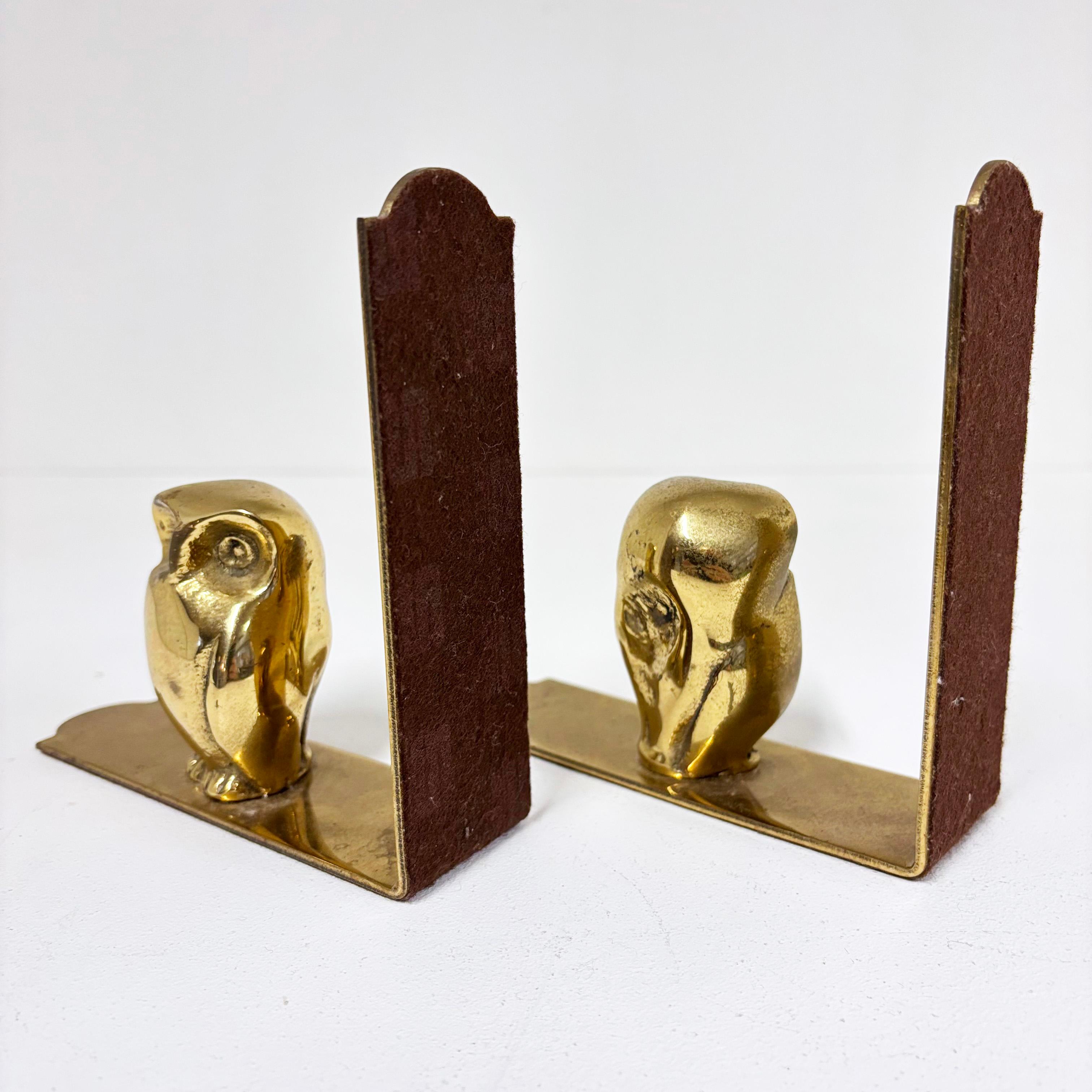 Coppia di reggilibri Gufo in ottone massiccio della metà del secolo scorso in vendita 1