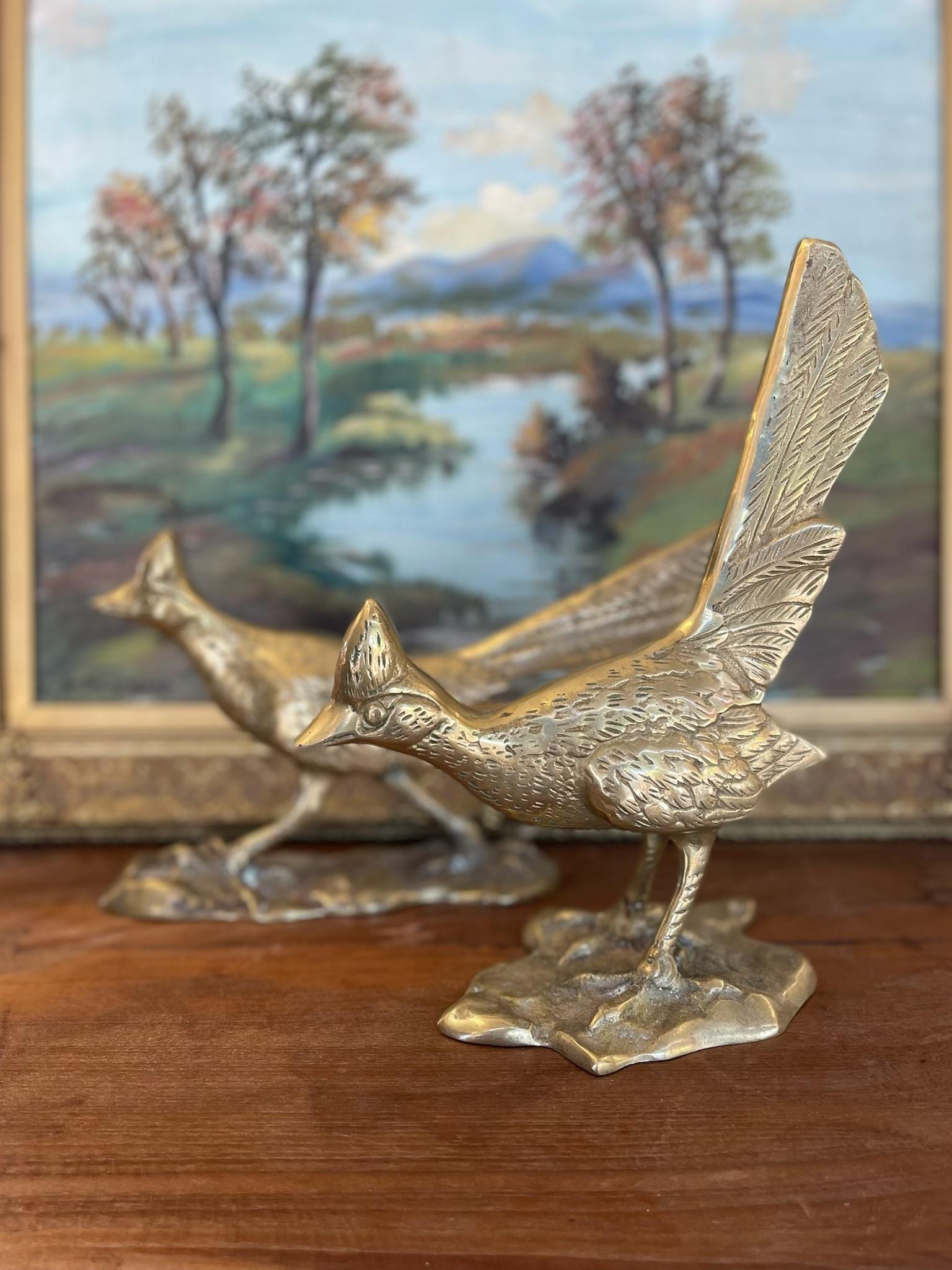 Mid-Century Modern Paire de sculptures Roadrunner du milieu du siècle en laiton massif avec détails texturés en vente