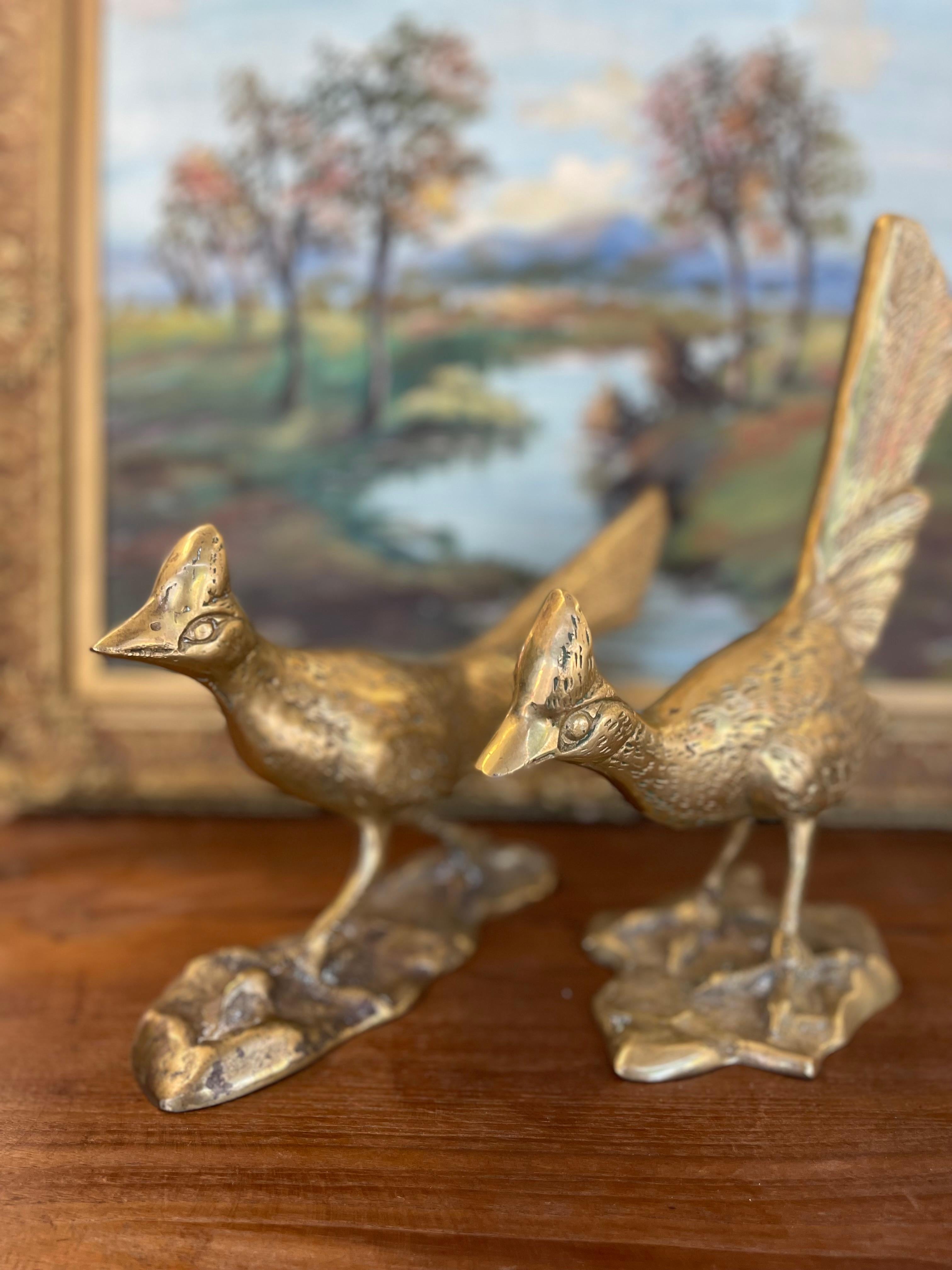 Paire de sculptures Roadrunner du milieu du siècle en laiton massif avec détails texturés Bon état - En vente à Seattle, WA