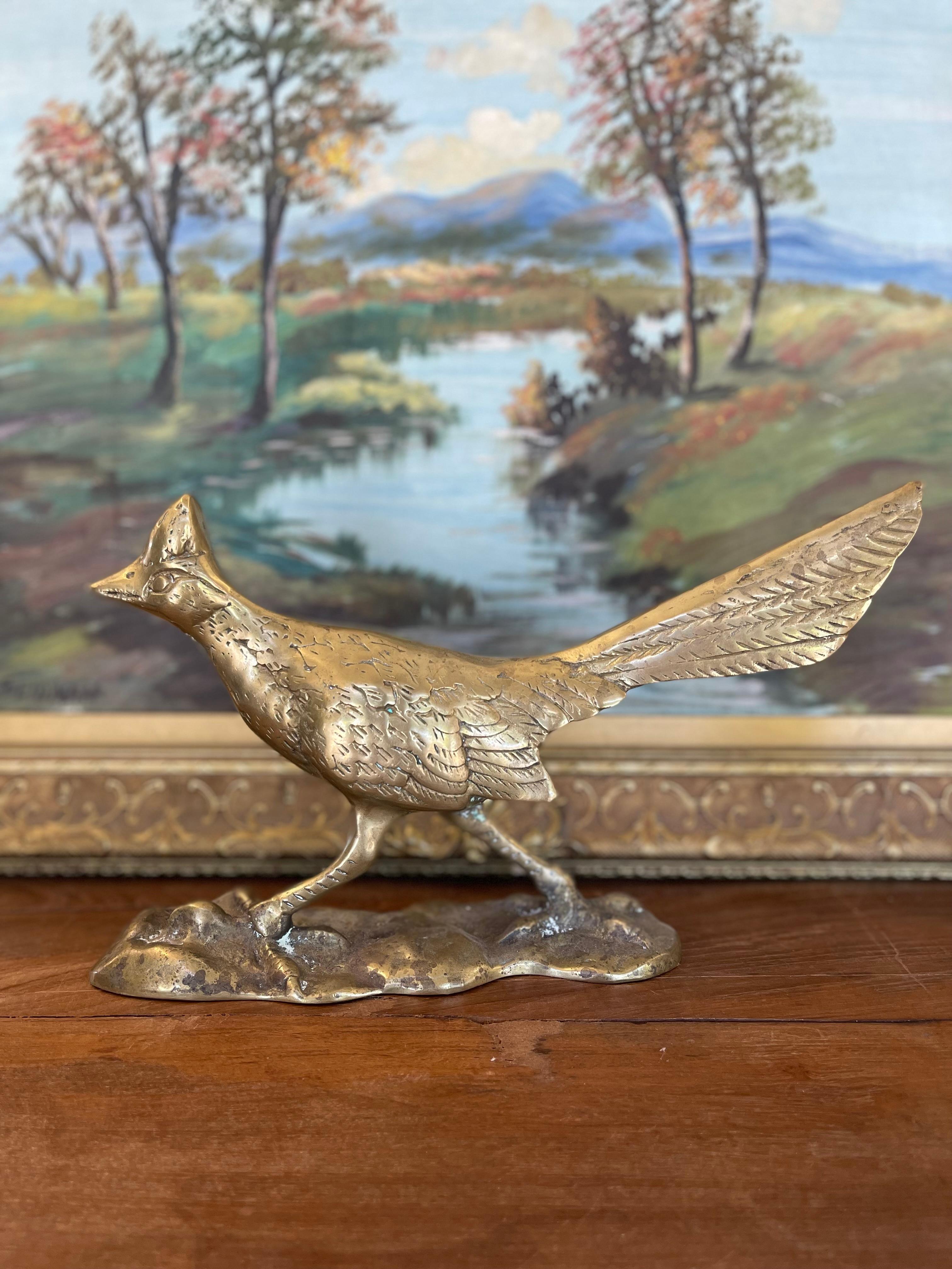 Laiton Paire de sculptures Roadrunner du milieu du siècle en laiton massif avec détails texturés en vente