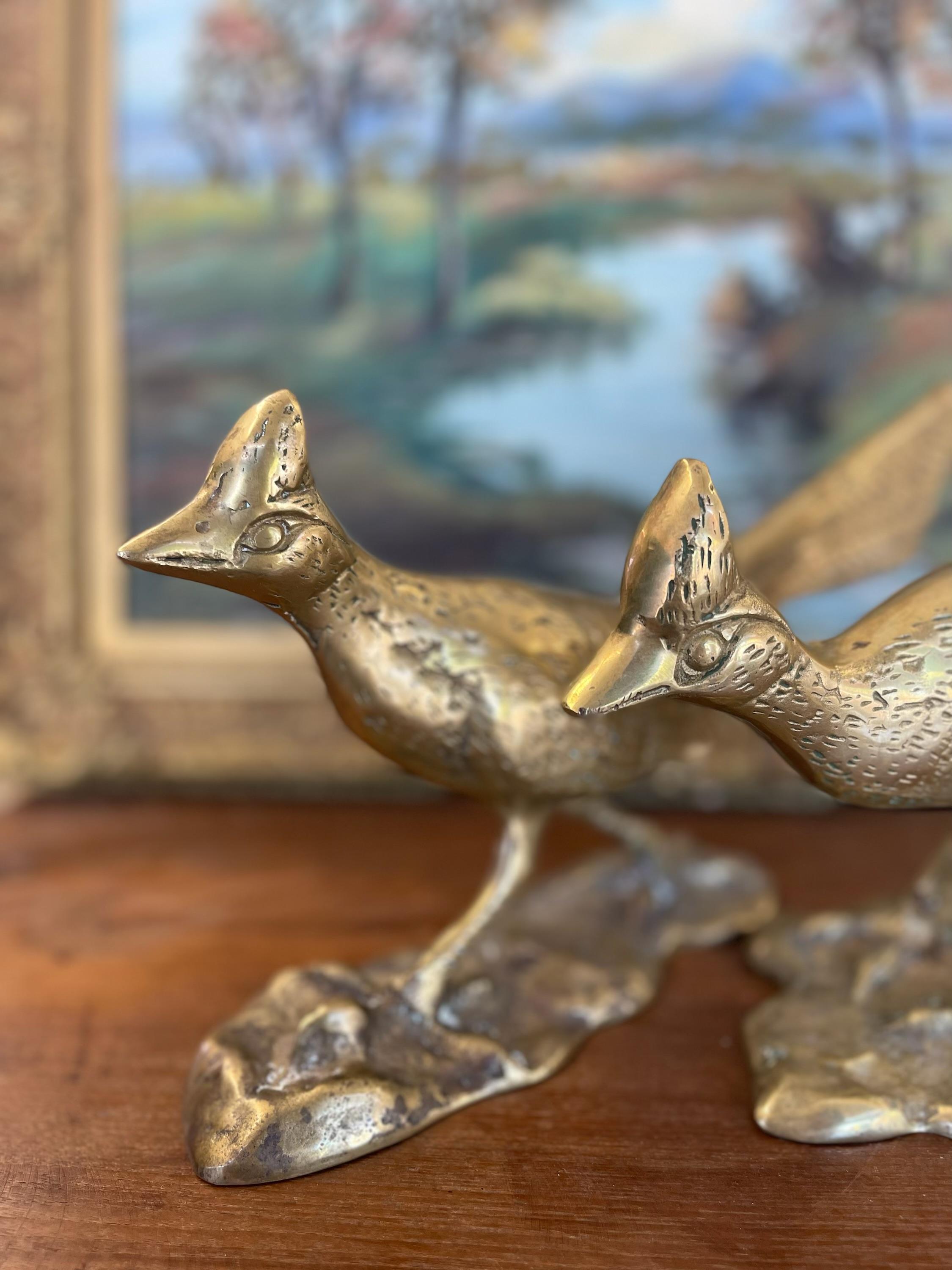Paire de sculptures Roadrunner du milieu du siècle en laiton massif avec détails texturés en vente 1