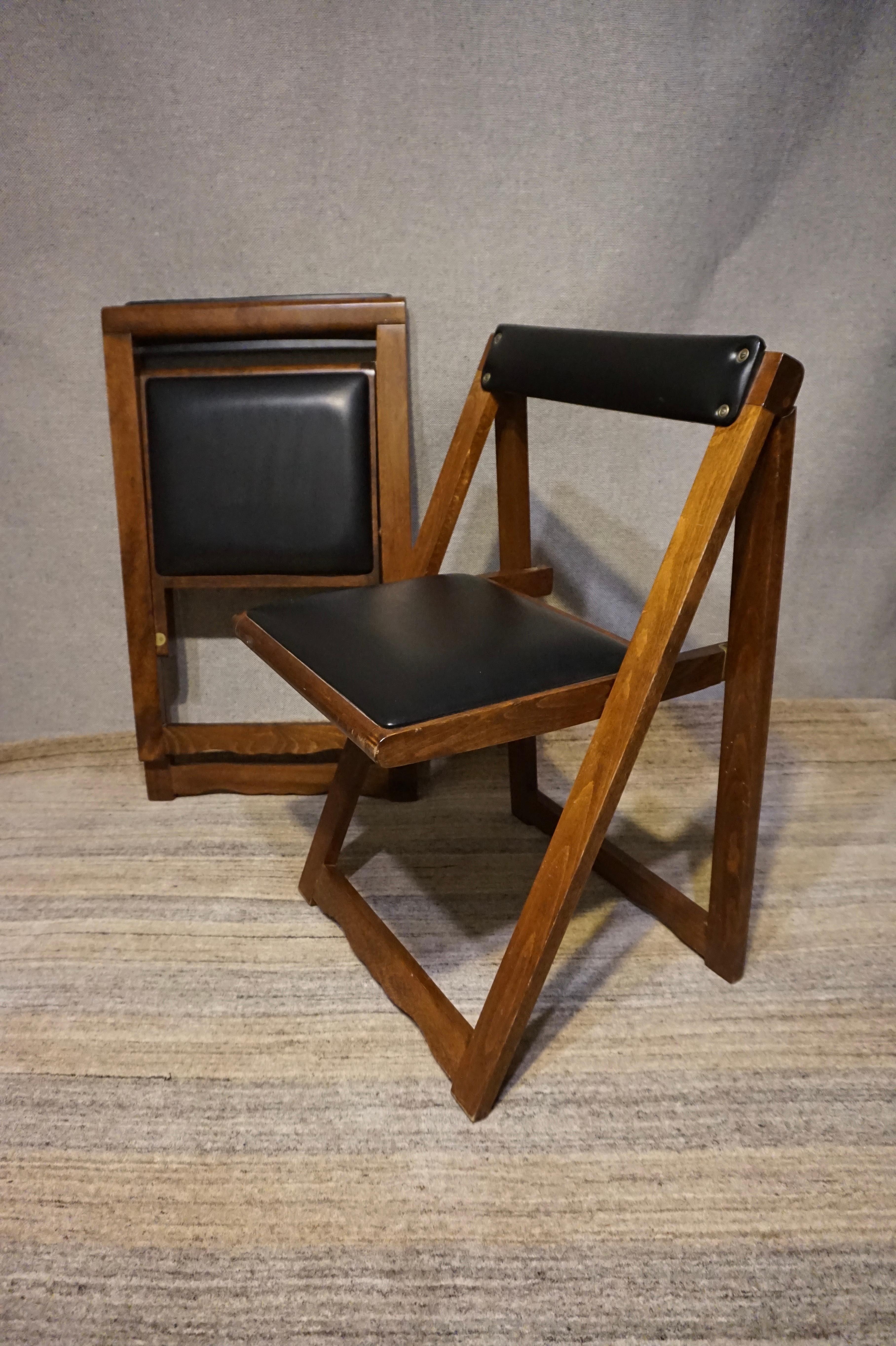 Solid mahogany midcentury folding chairs with clean lines and excellent aesthetics. Sturdy and foldable. Form and function with originality,

circa 1950-60.