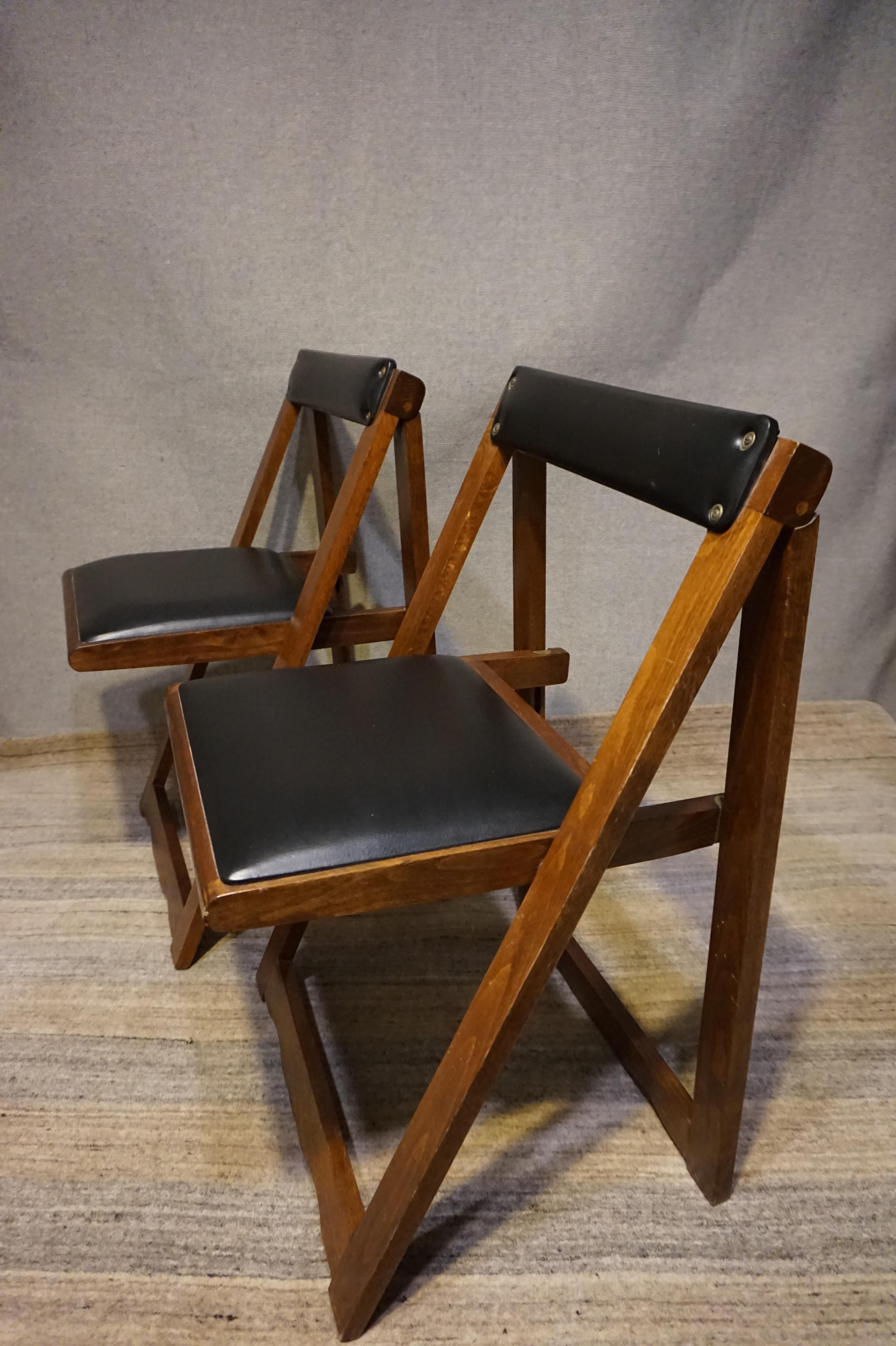 Mid-Century Modern Paire de chaises compactes pliantes en vinyle du milieu du siècle, en acajou massif, de style Campaigner
