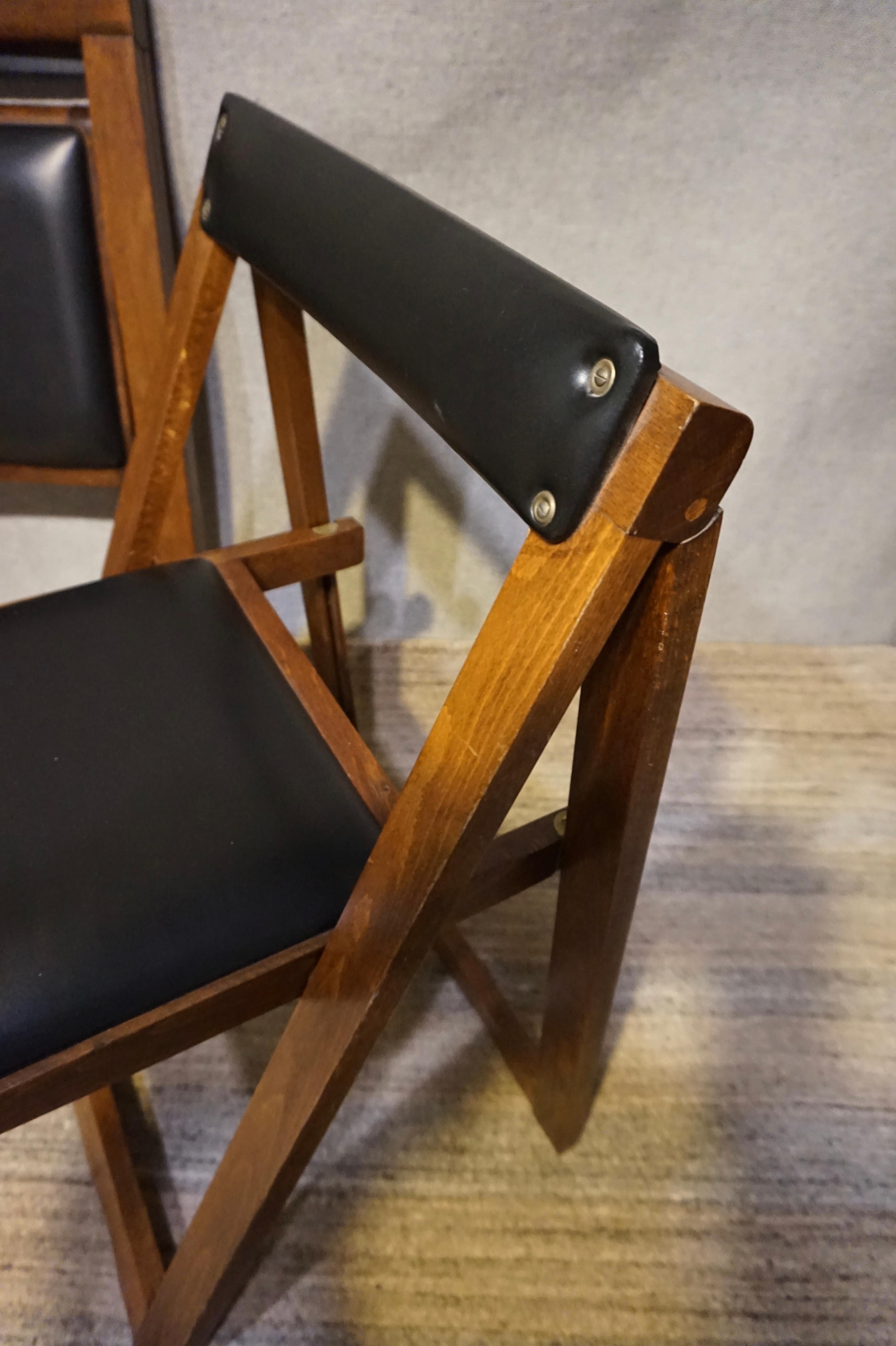 Roumain Paire de chaises compactes pliantes en vinyle du milieu du siècle, en acajou massif, de style Campaigner
