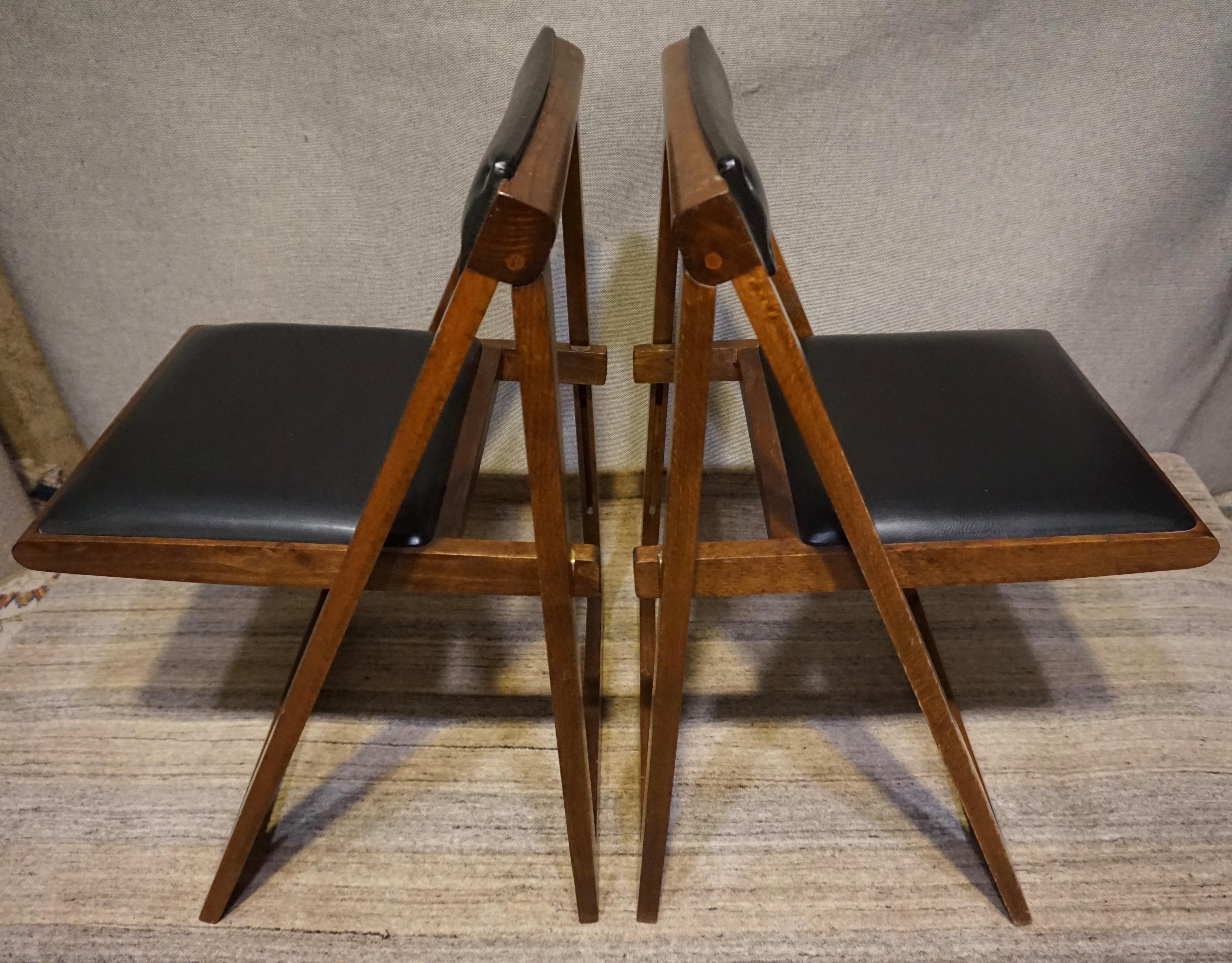 Fait main Paire de chaises compactes pliantes en vinyle du milieu du siècle, en acajou massif, de style Campaigner