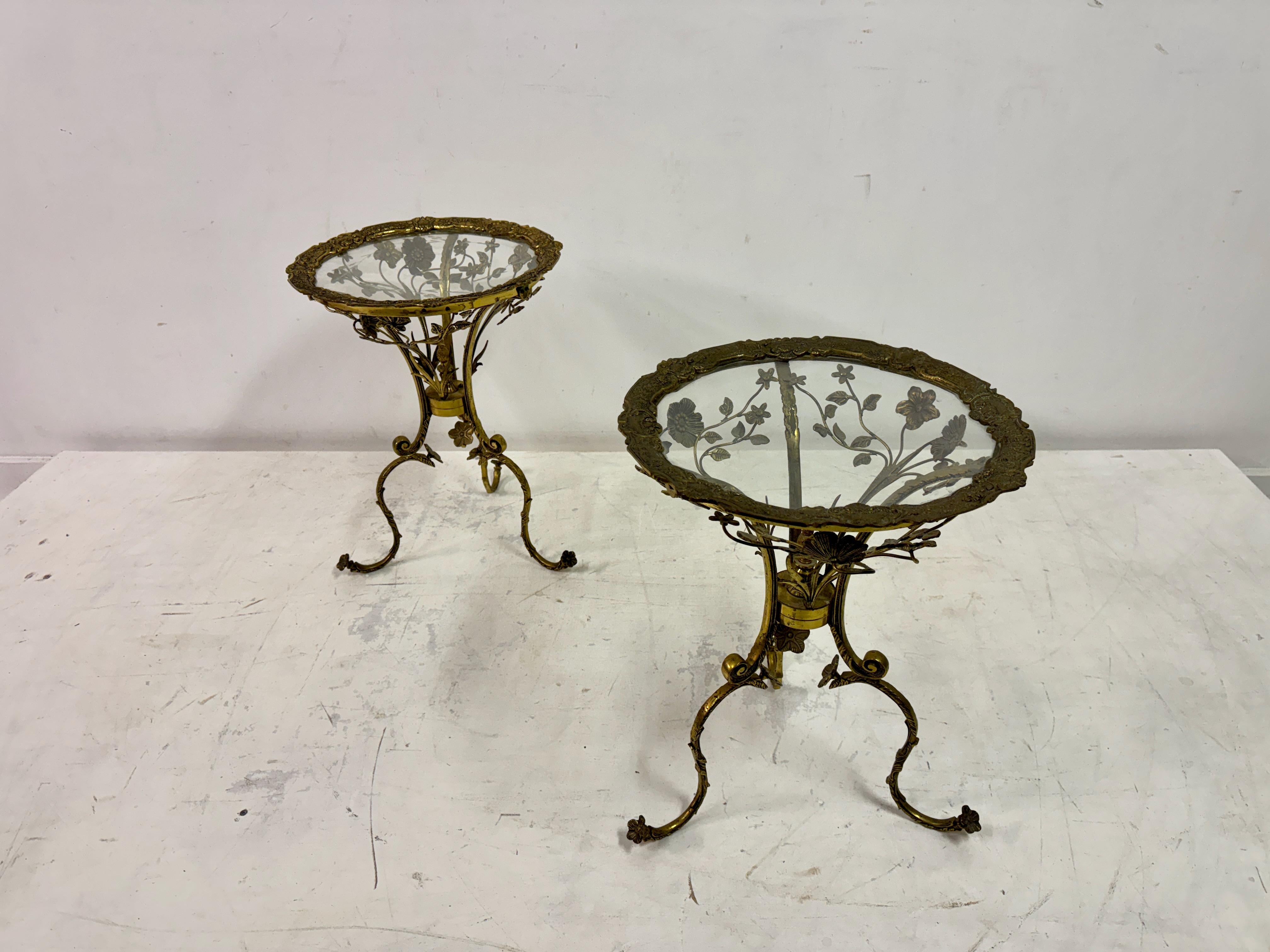 Paire de tables d'appoint espagnoles du milieu du siècle en laiton orné en vente 3