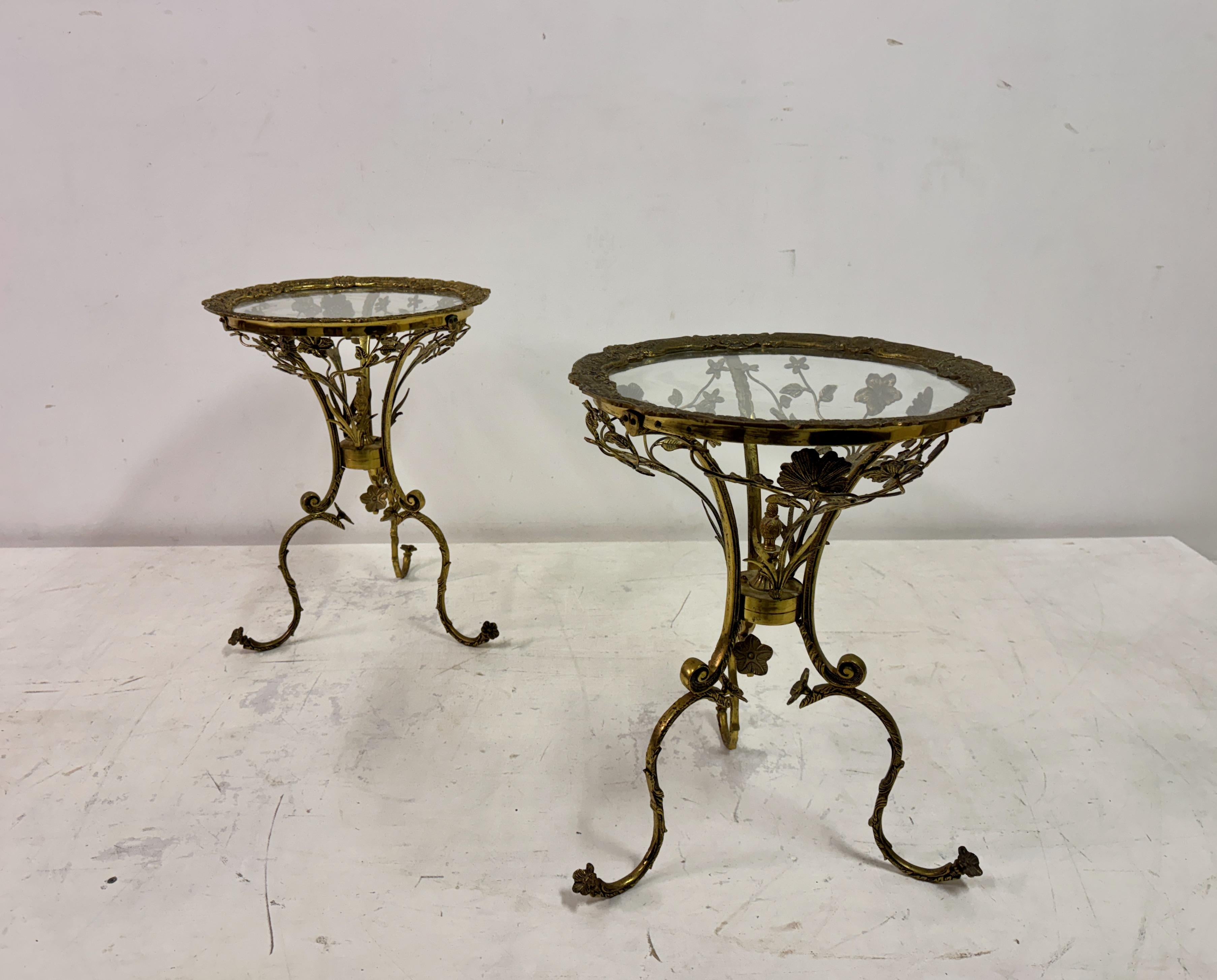 Paire de tables d'appoint espagnoles du milieu du siècle en laiton orné en vente 4