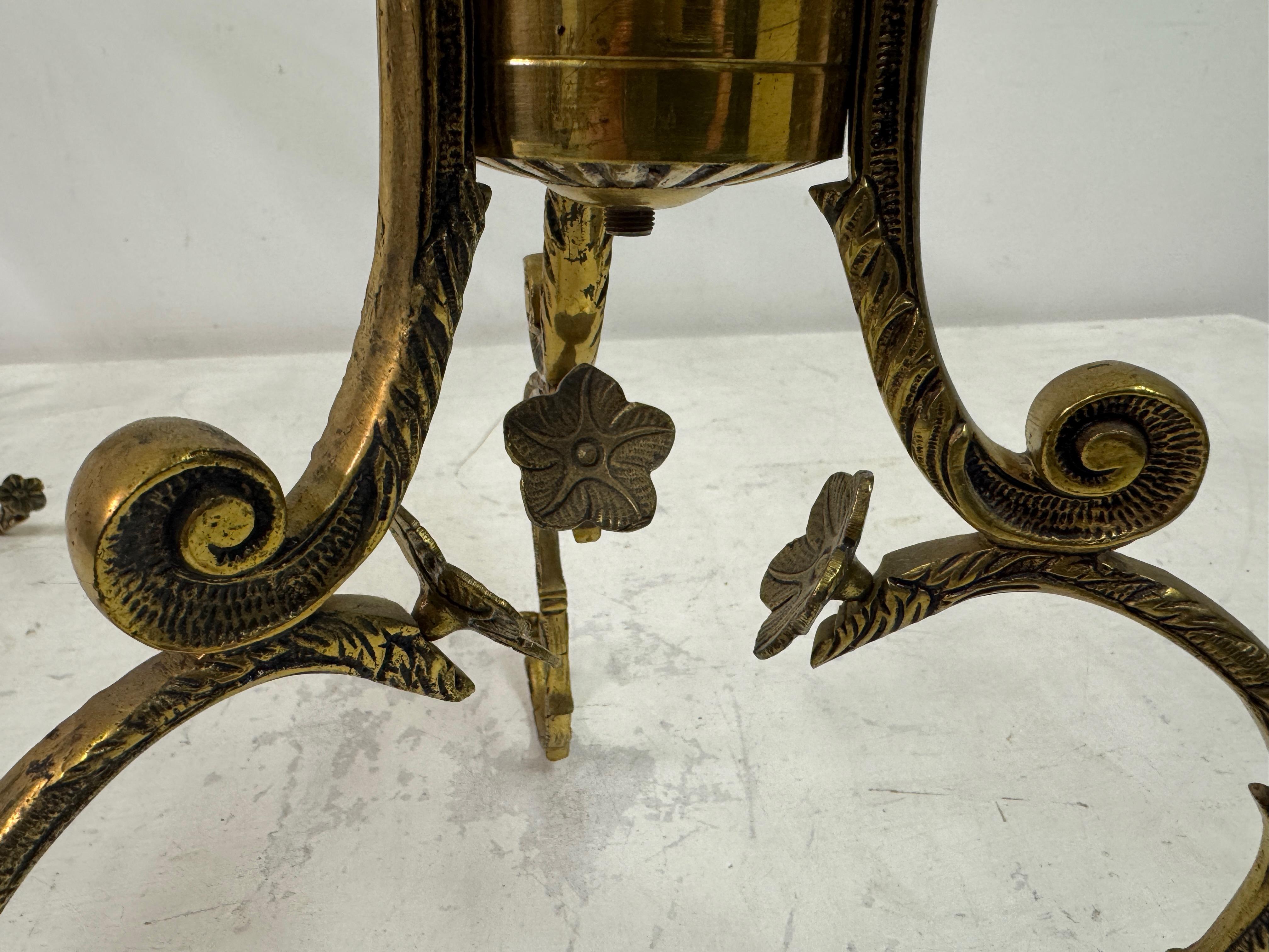 Paire de tables d'appoint espagnoles du milieu du siècle en laiton orné en vente 5