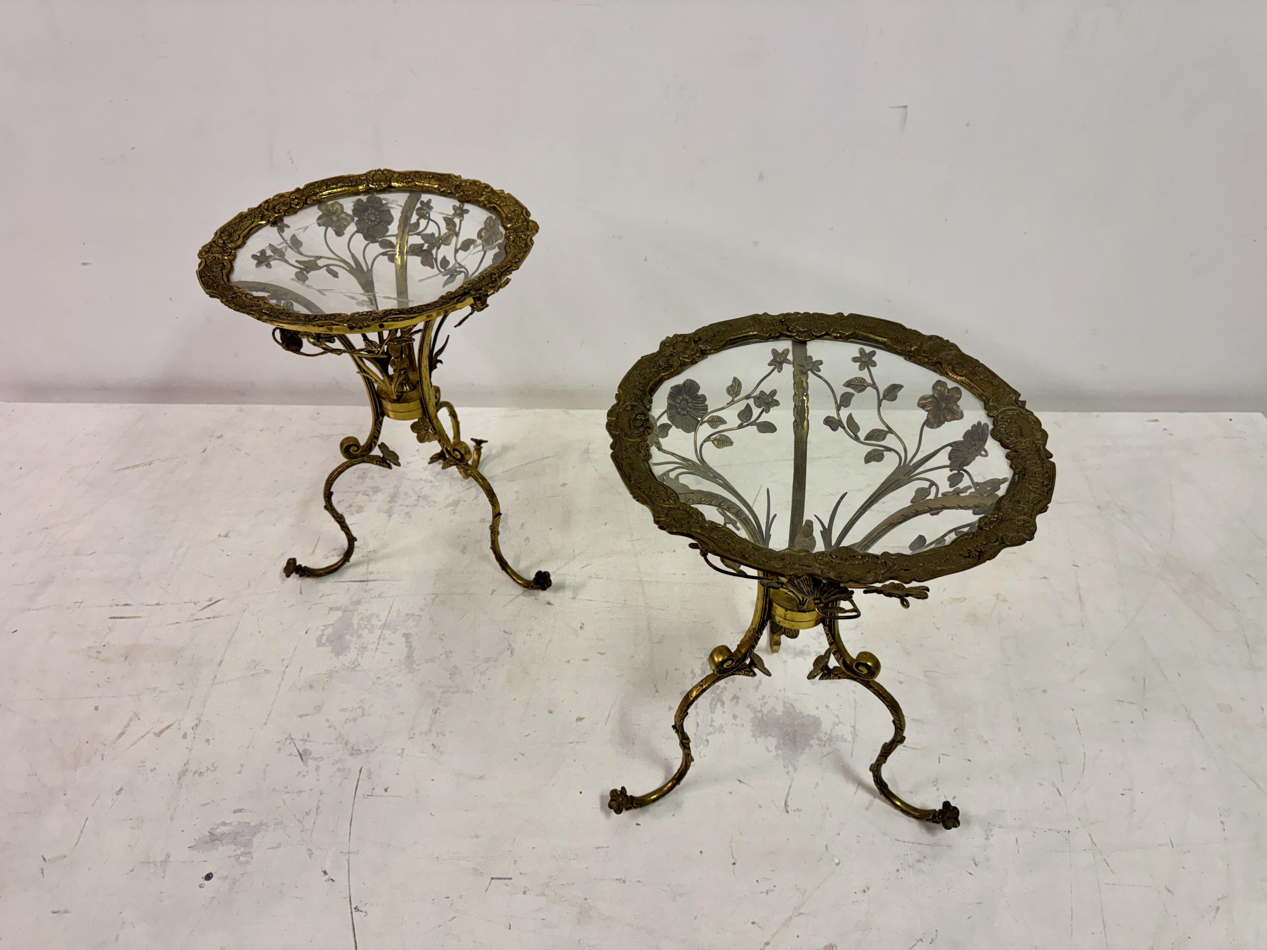 Paire de tables d'appoint espagnoles du milieu du siècle en laiton orné en vente 6