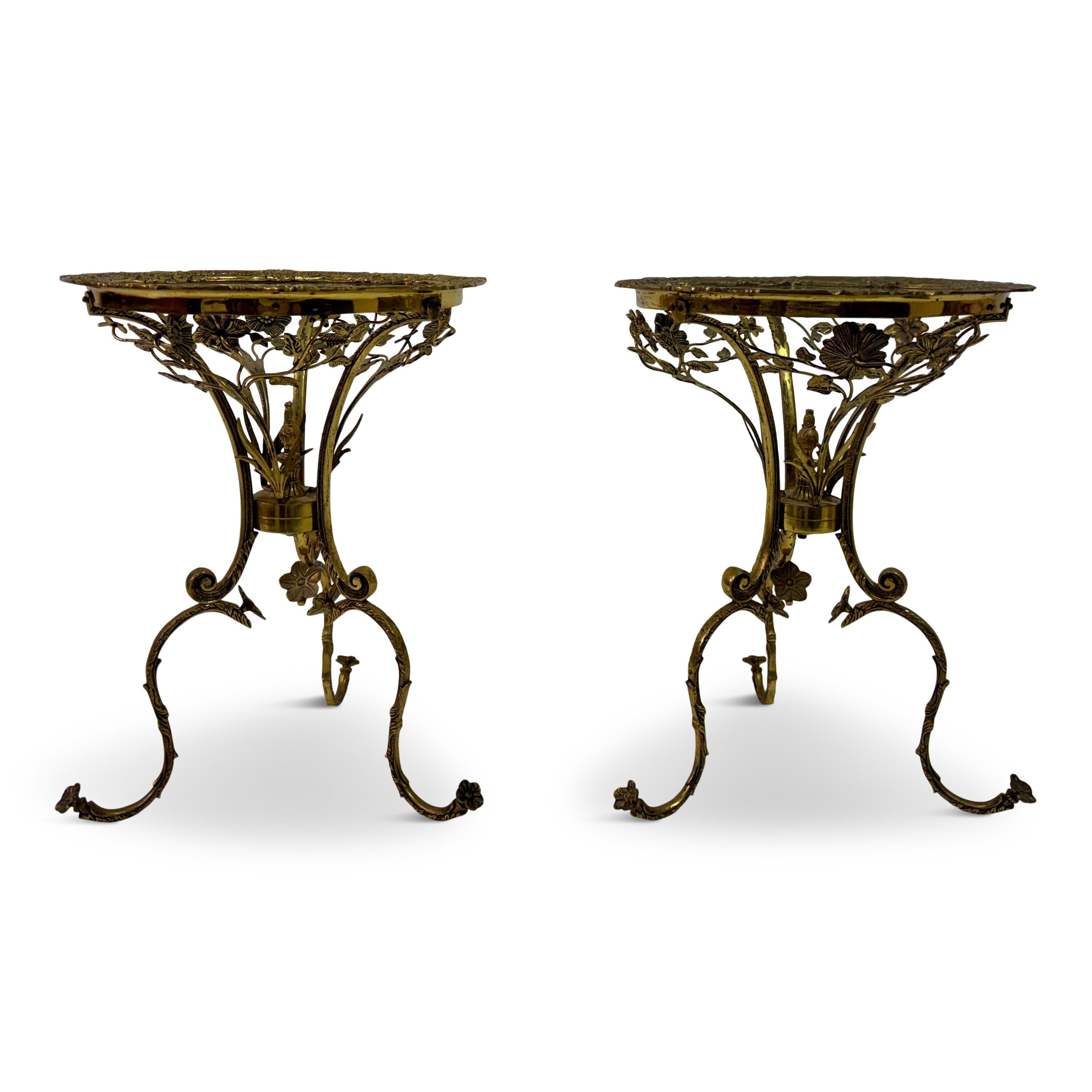 Paire de tables d'appoint espagnoles du milieu du siècle en laiton orné en vente 7