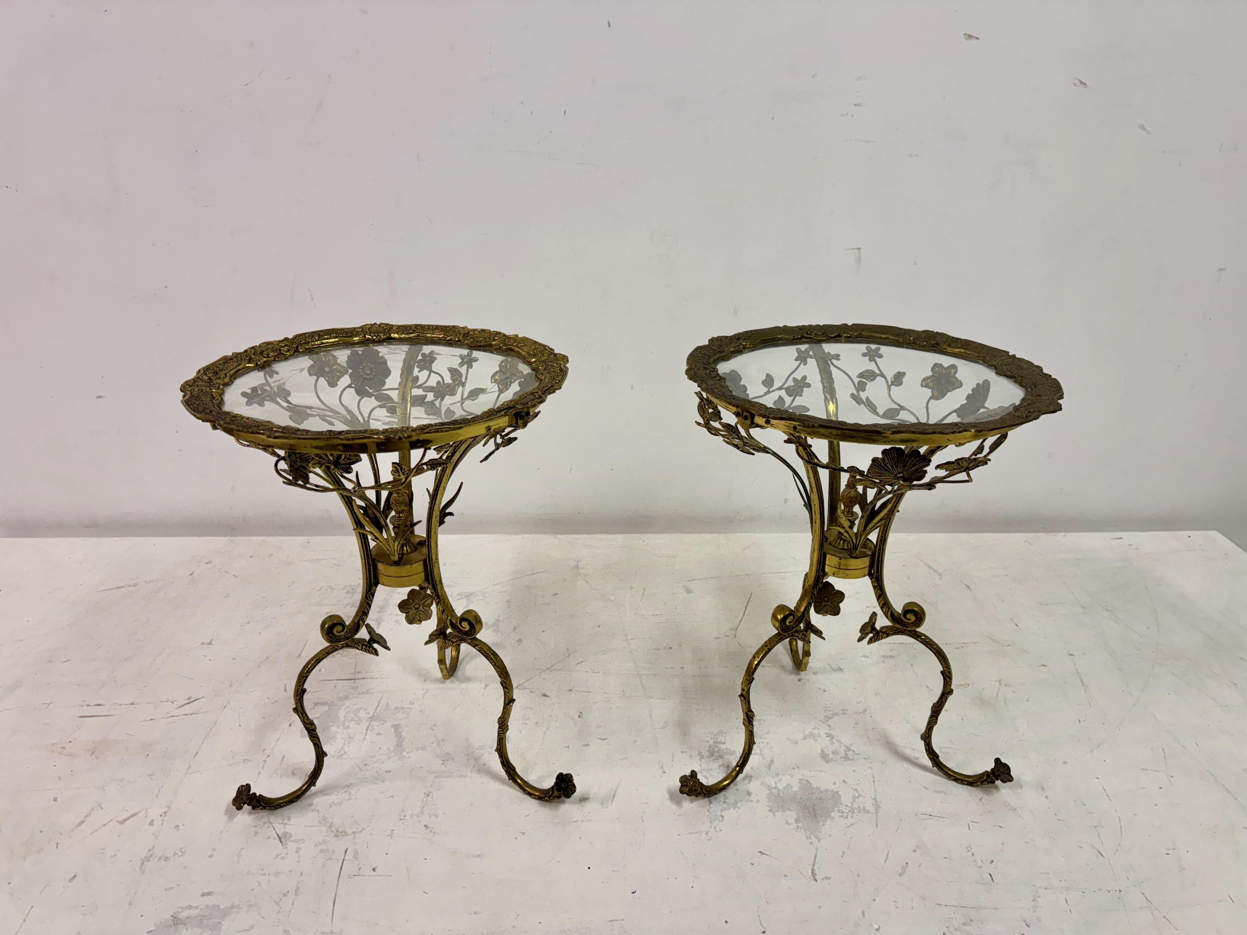 Rococo Paire de tables d'appoint espagnoles du milieu du siècle en laiton orné en vente