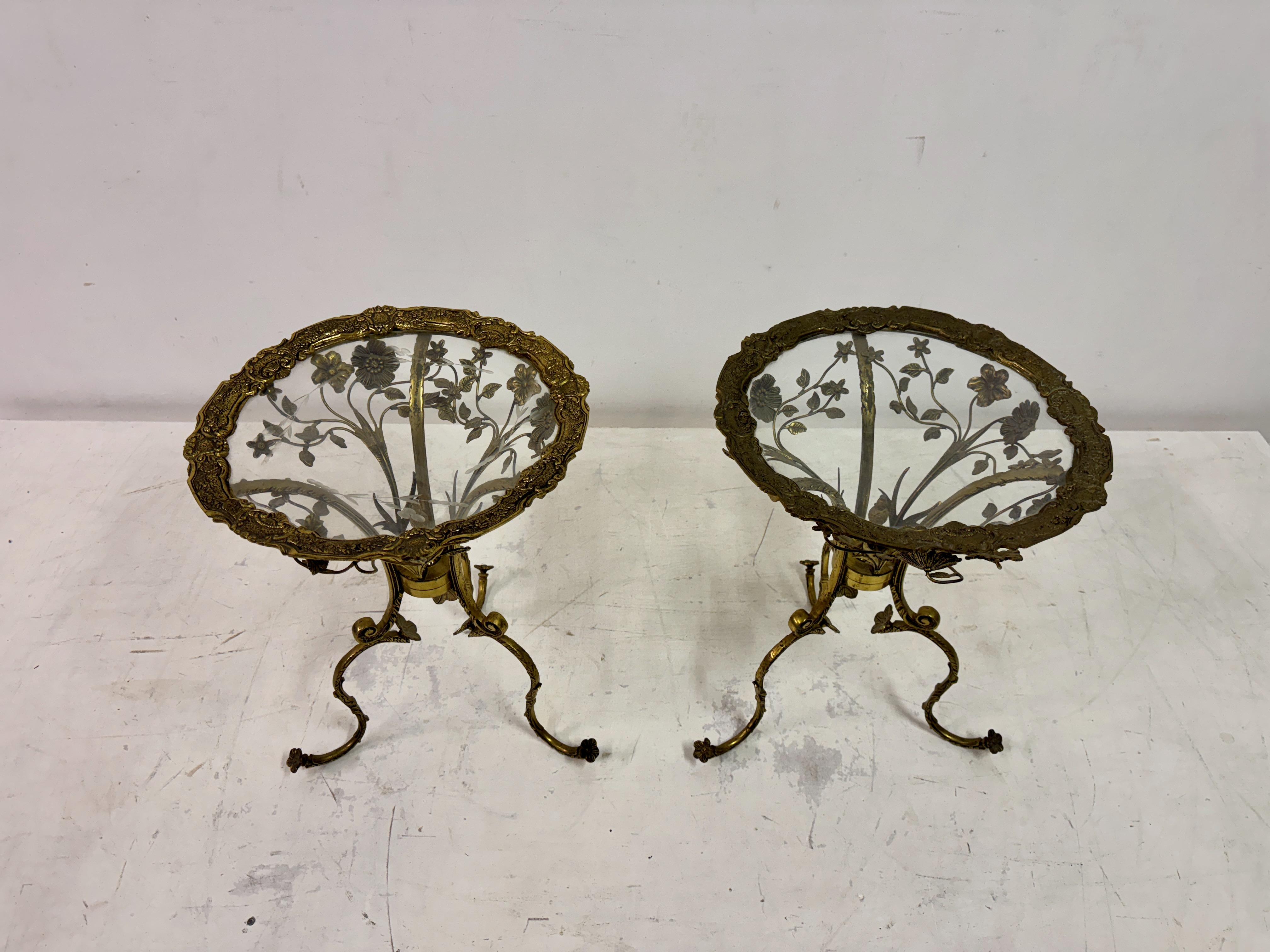 Espagnol Paire de tables d'appoint espagnoles du milieu du siècle en laiton orné en vente